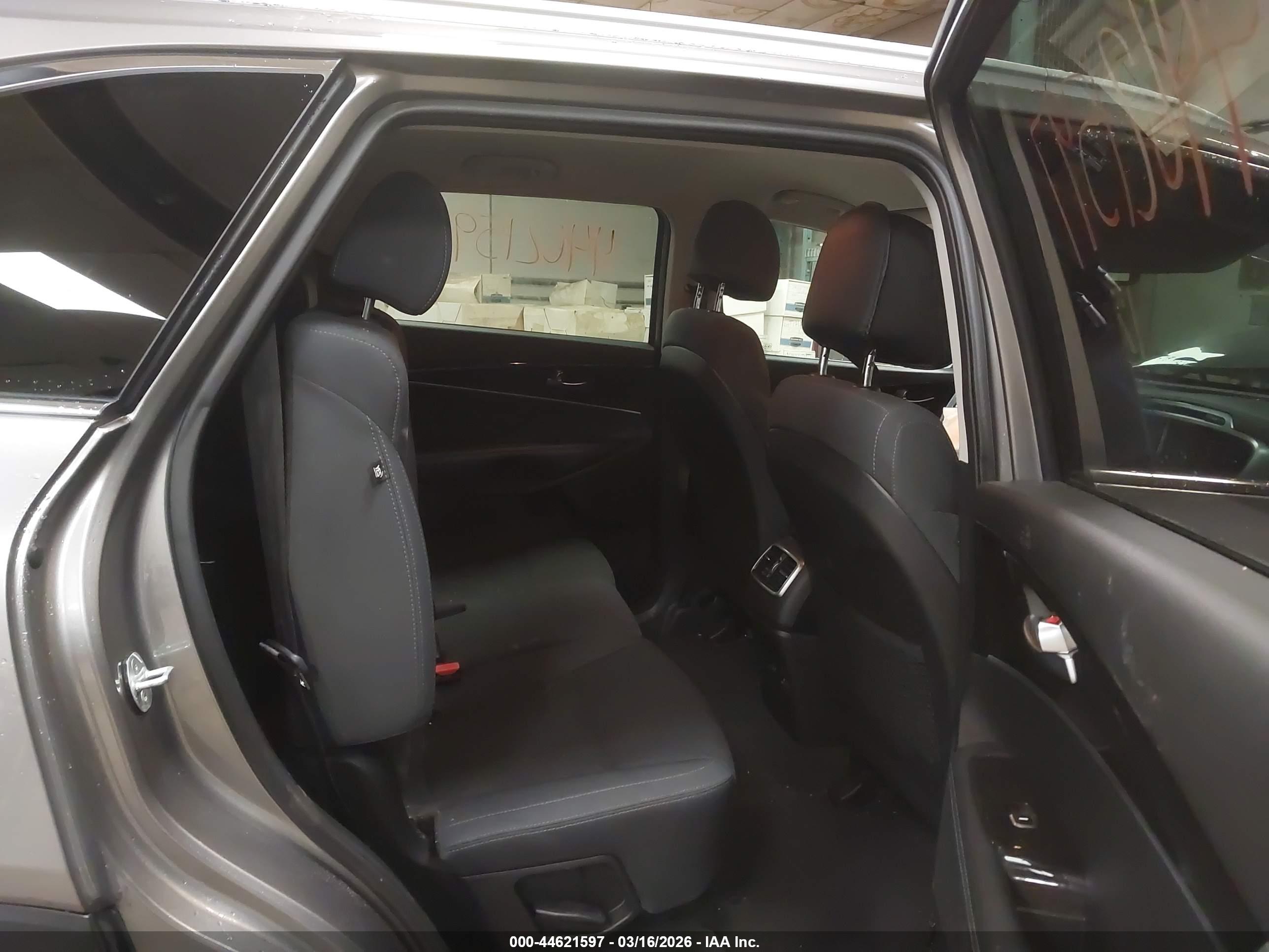 KIA SORENTO image 8