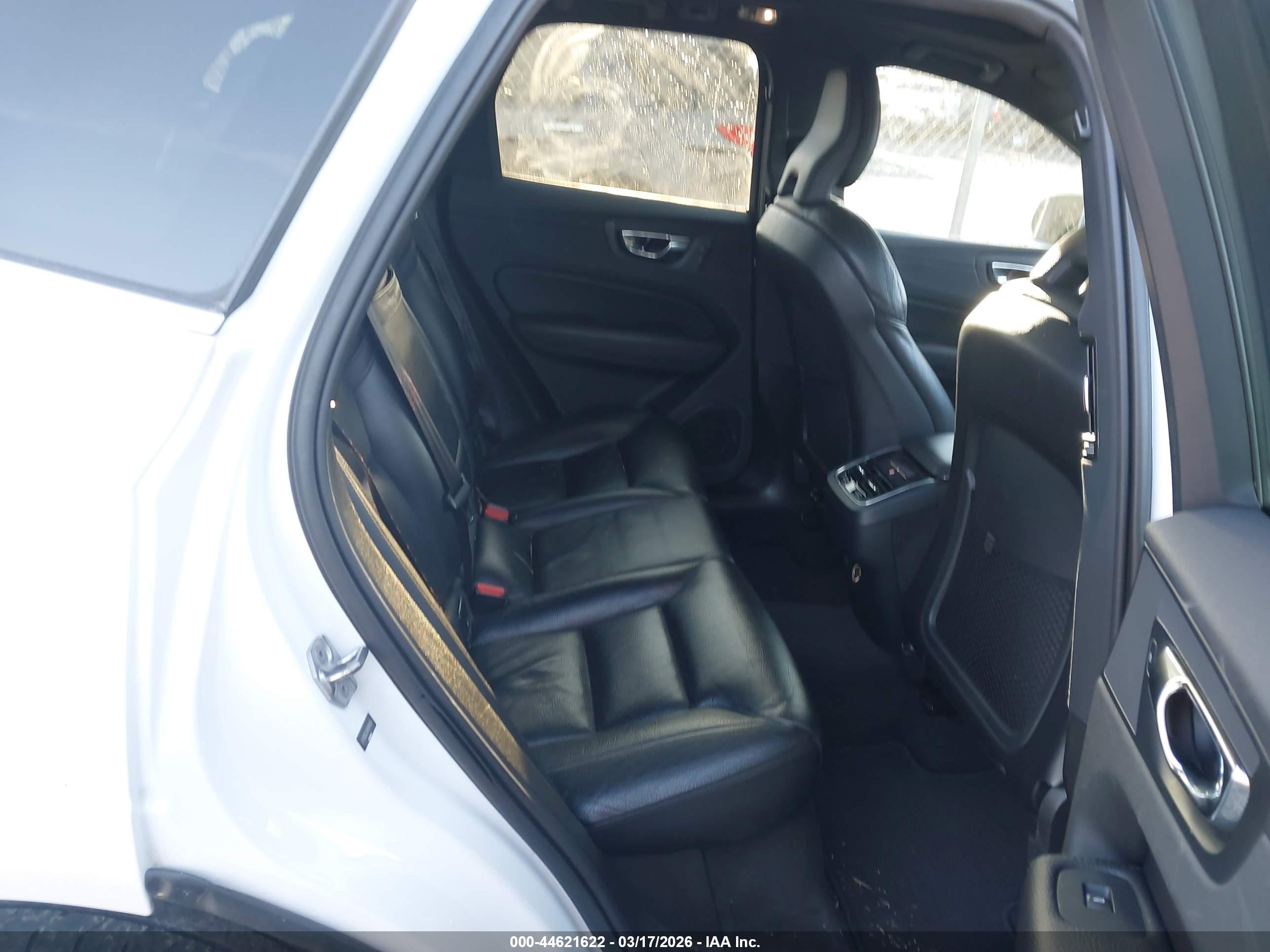 VOLVO XC60 image 8