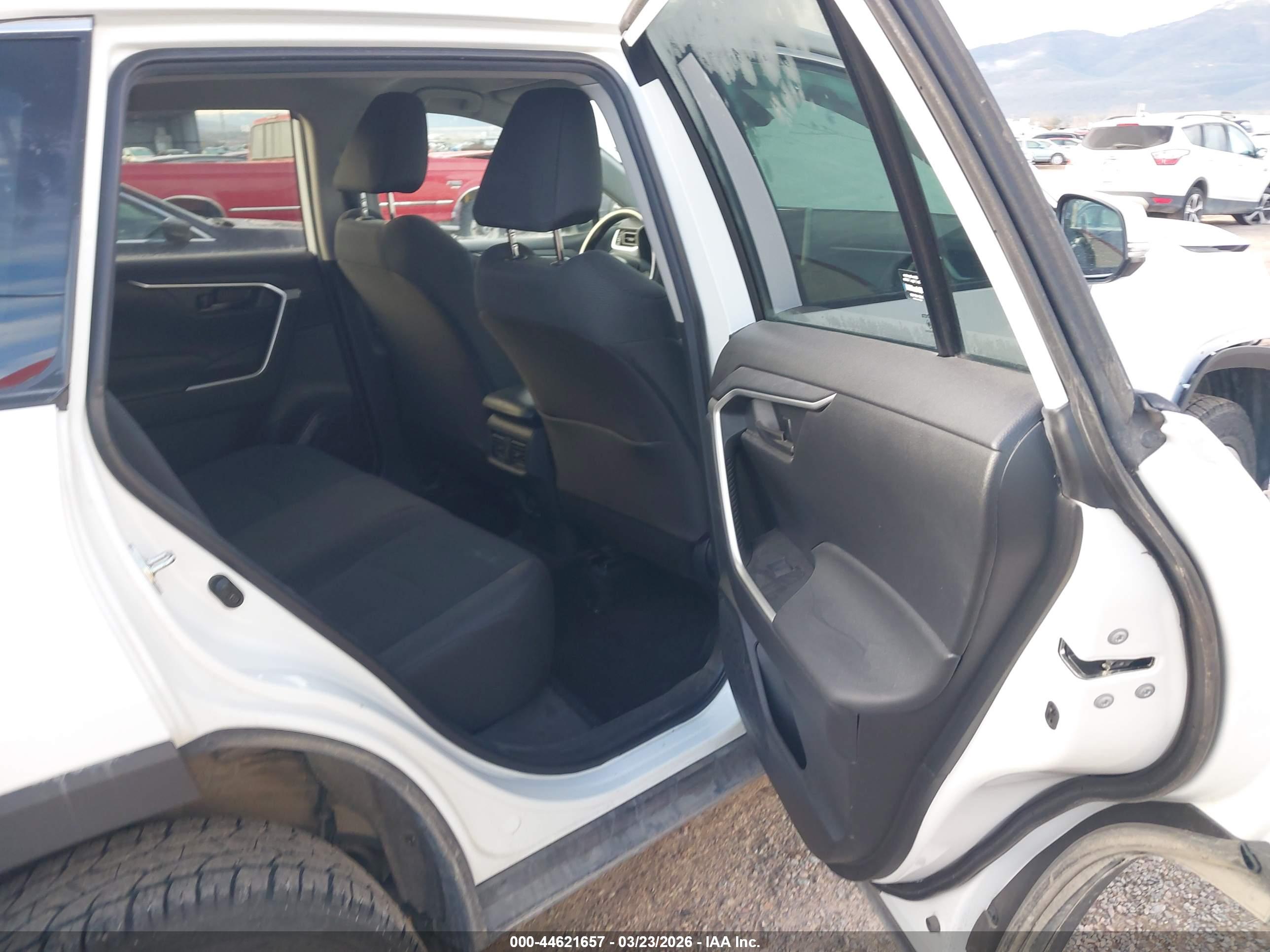 TOYOTA RAV4 image 8