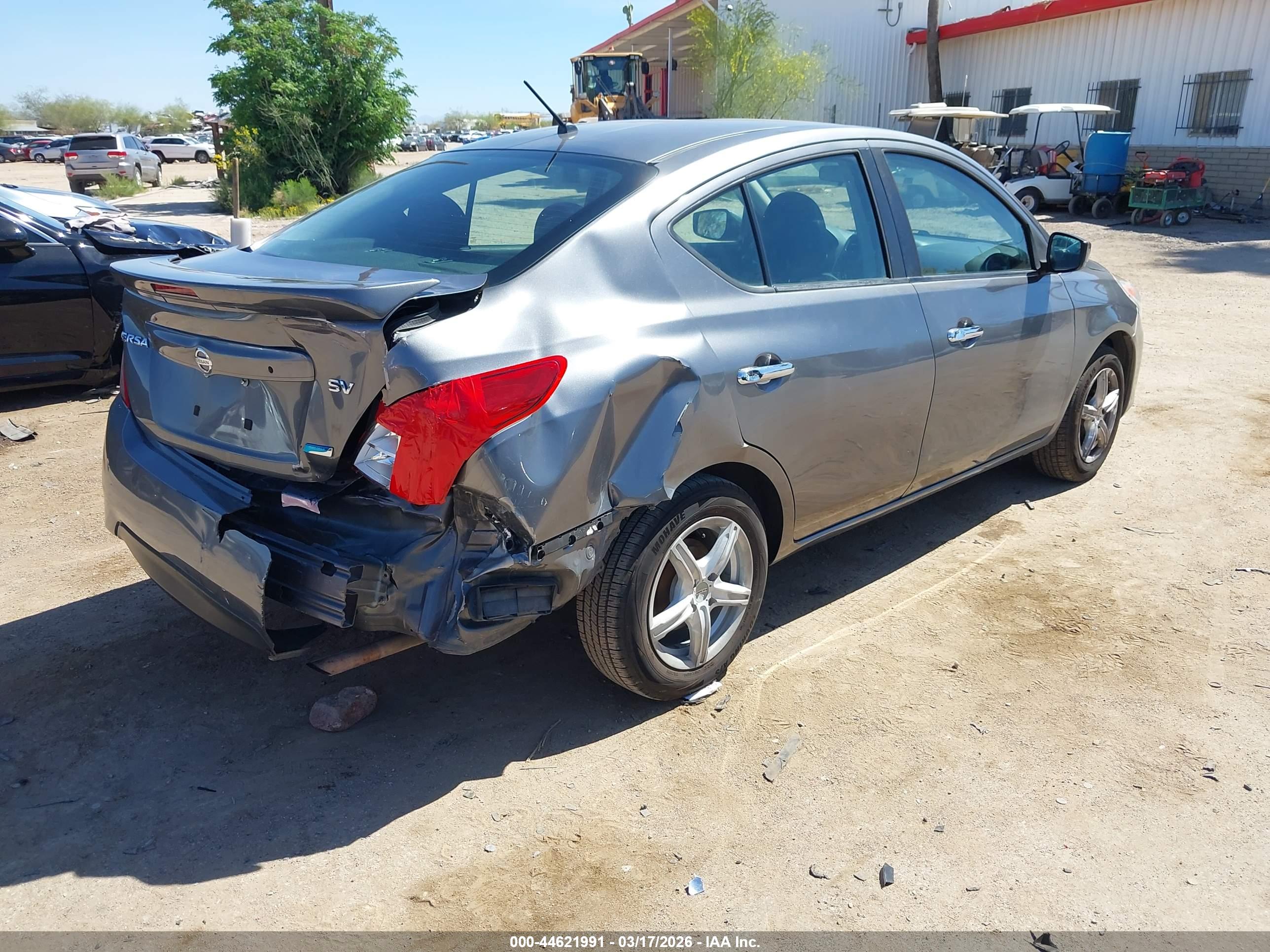 NISSAN VERSA image 6