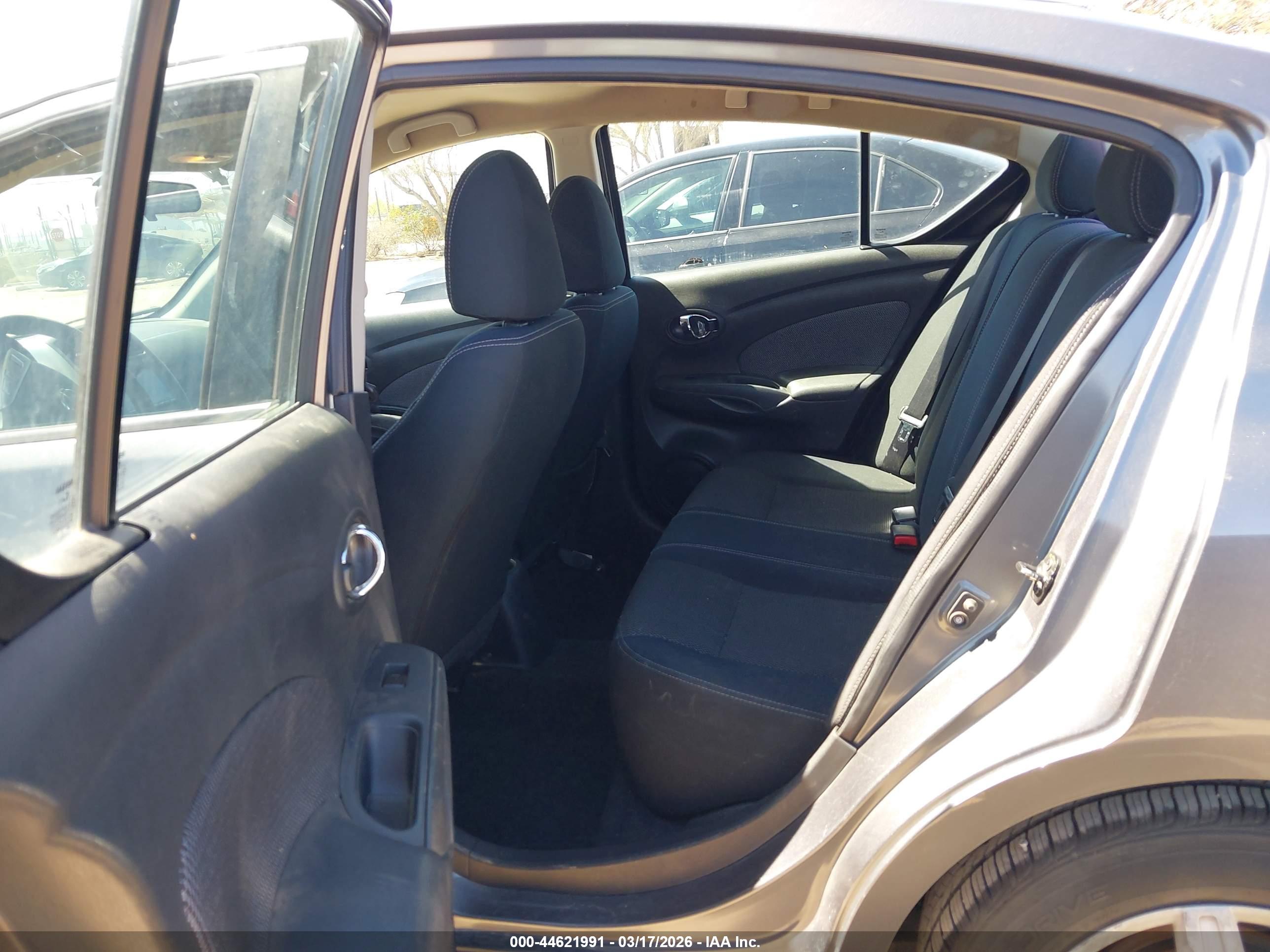 NISSAN VERSA image 8