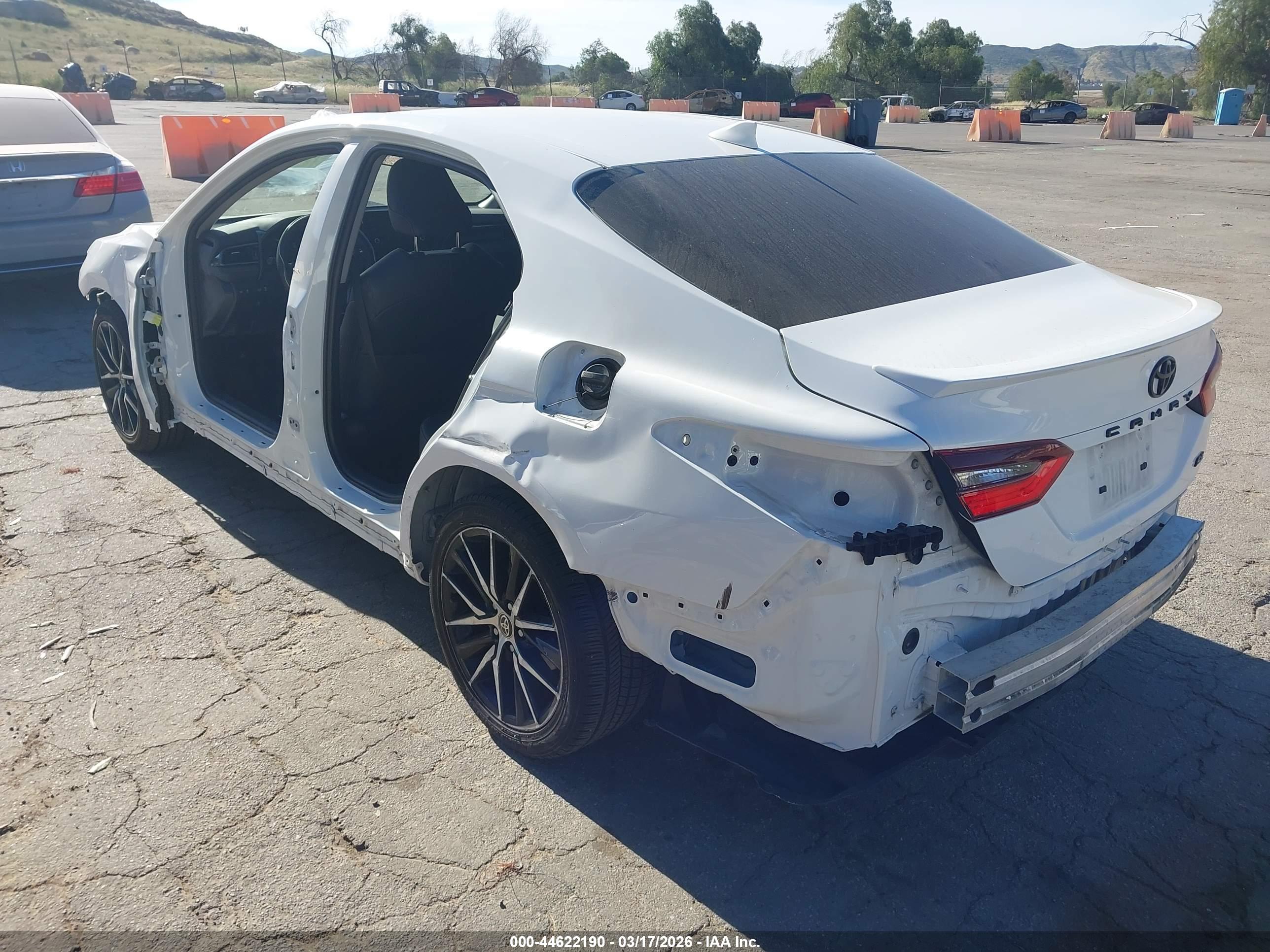 TOYOTA CAMRY image 3