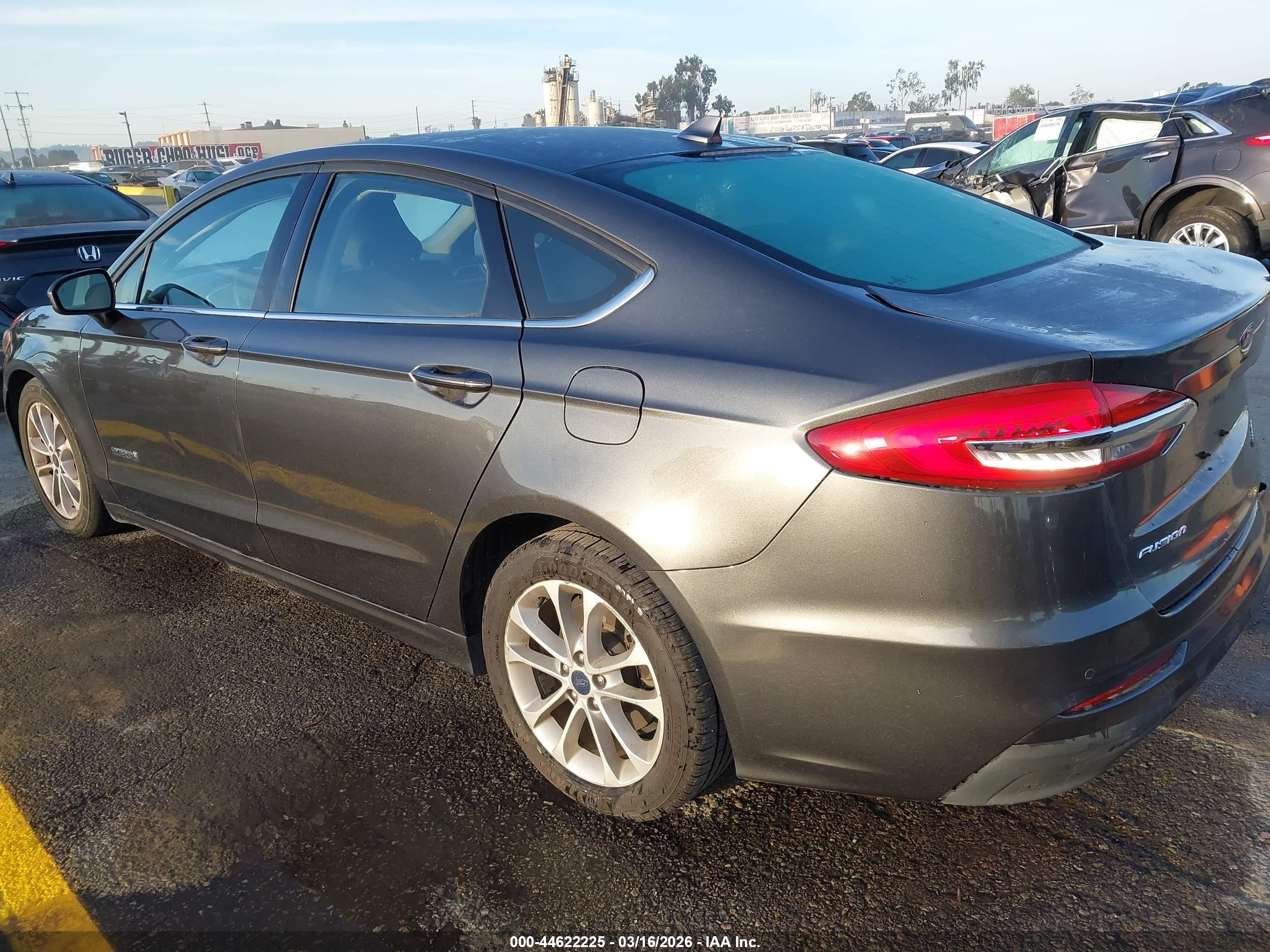 FORD FUSION image 3
