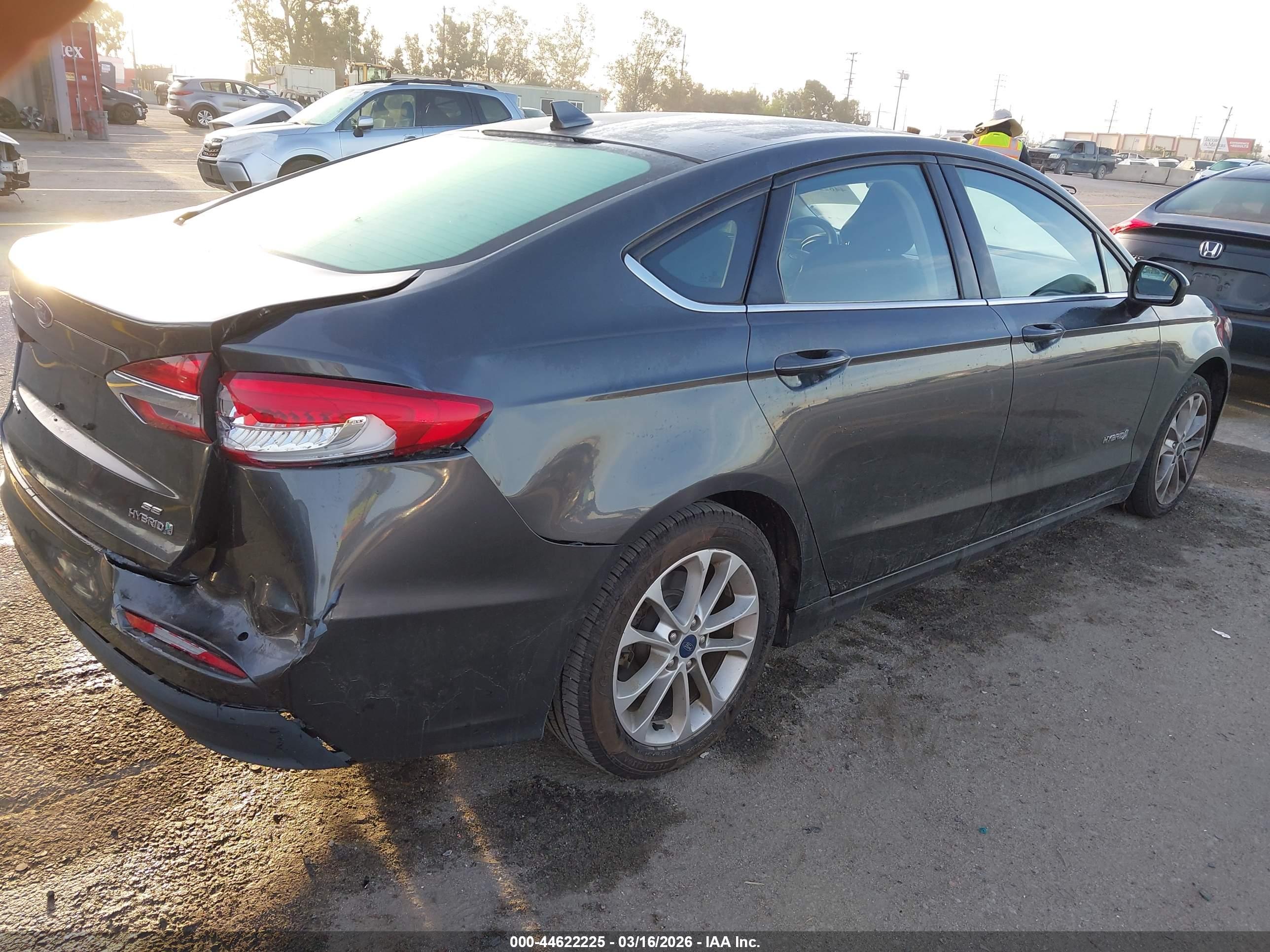 FORD FUSION image 4