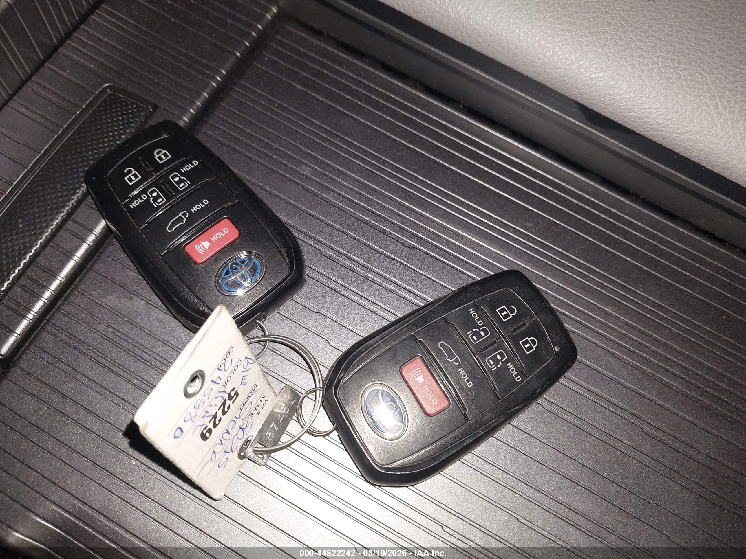 TOYOTA SIENNA image 11