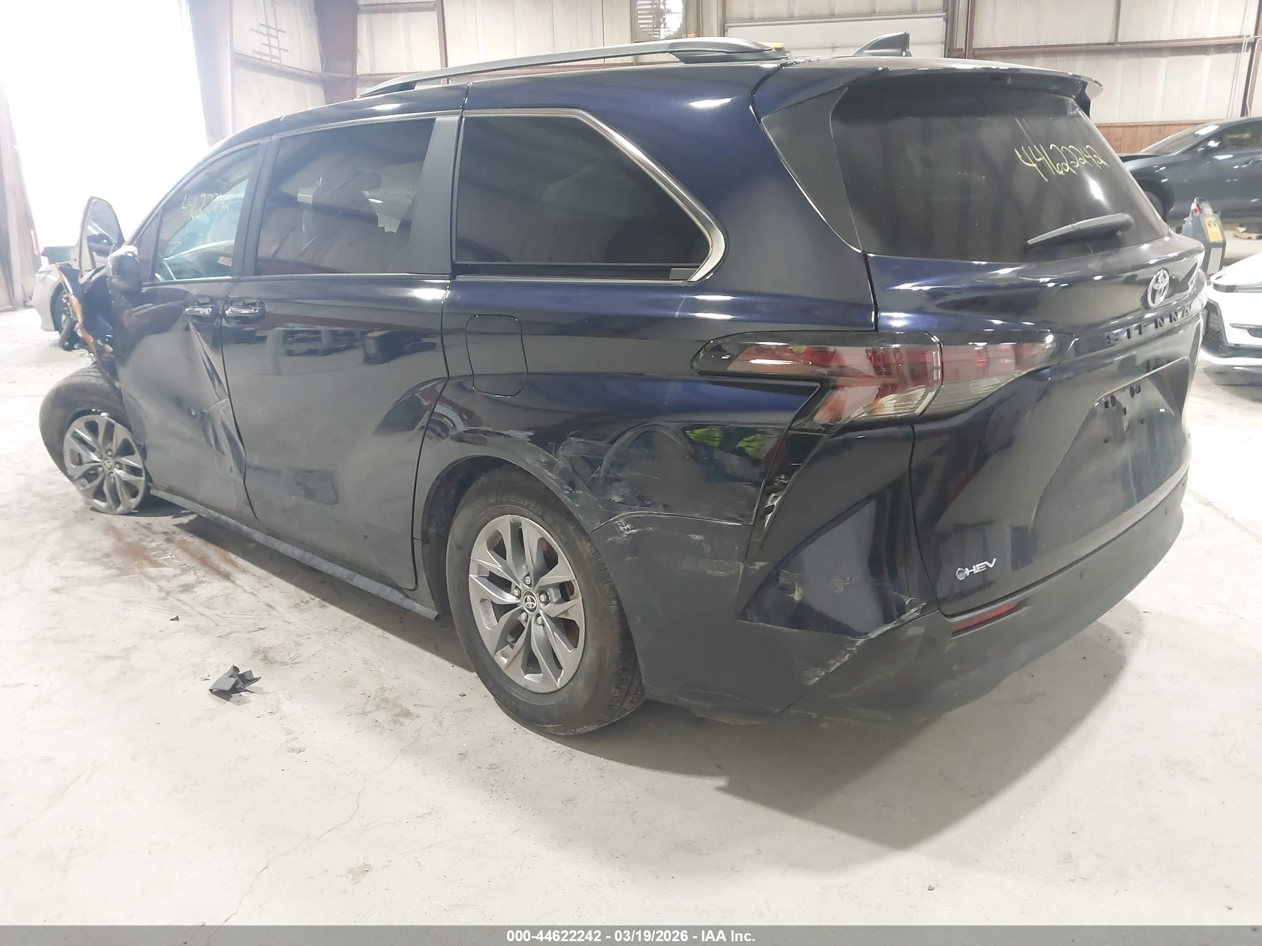 TOYOTA SIENNA image 3