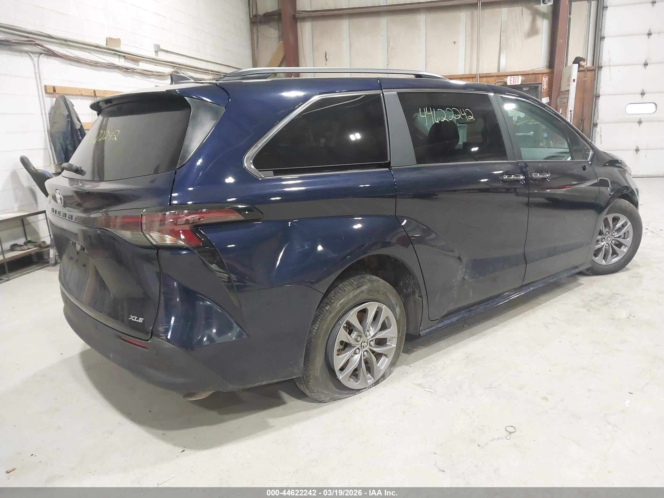 TOYOTA SIENNA image 4