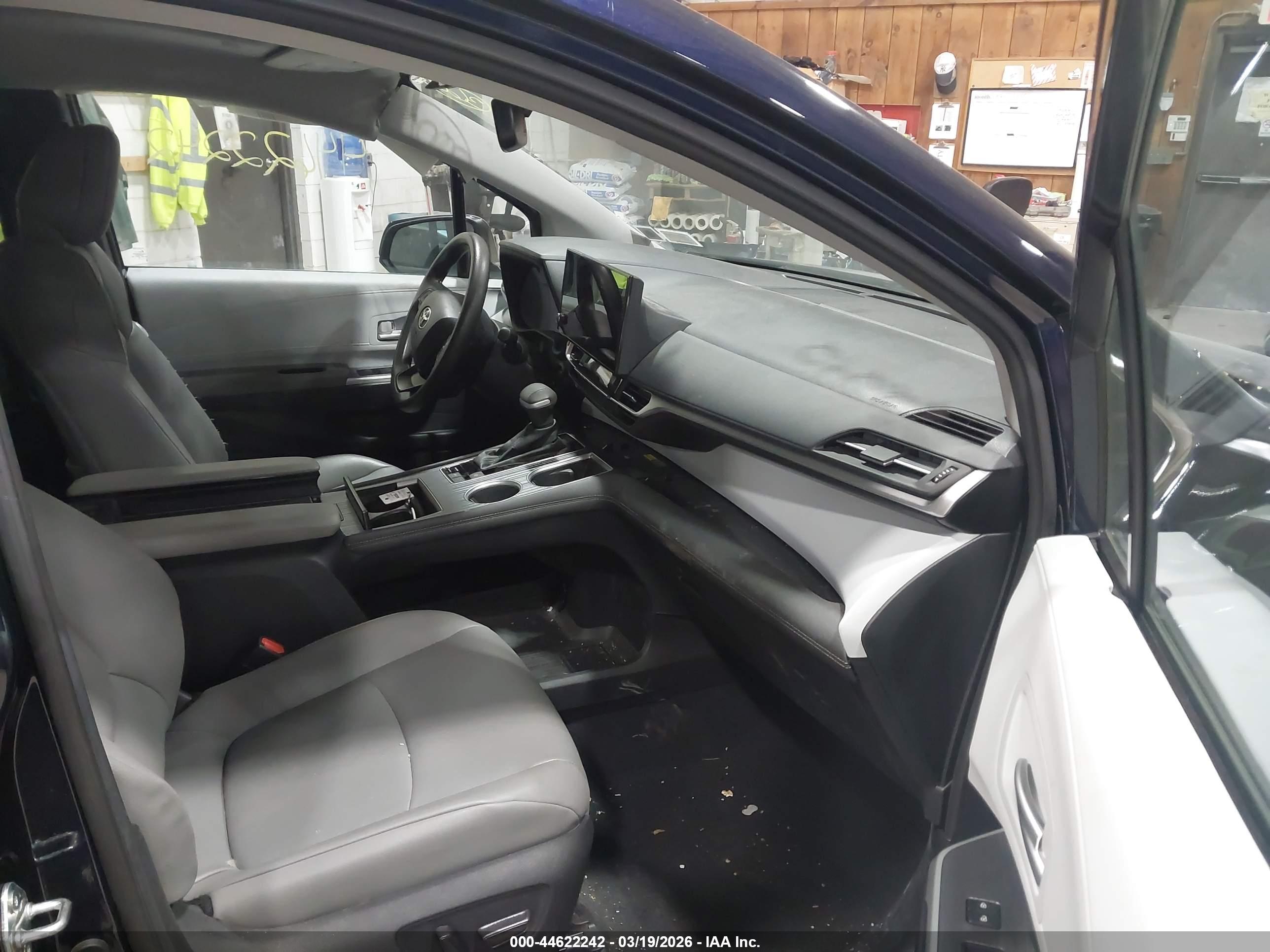 TOYOTA SIENNA image 5