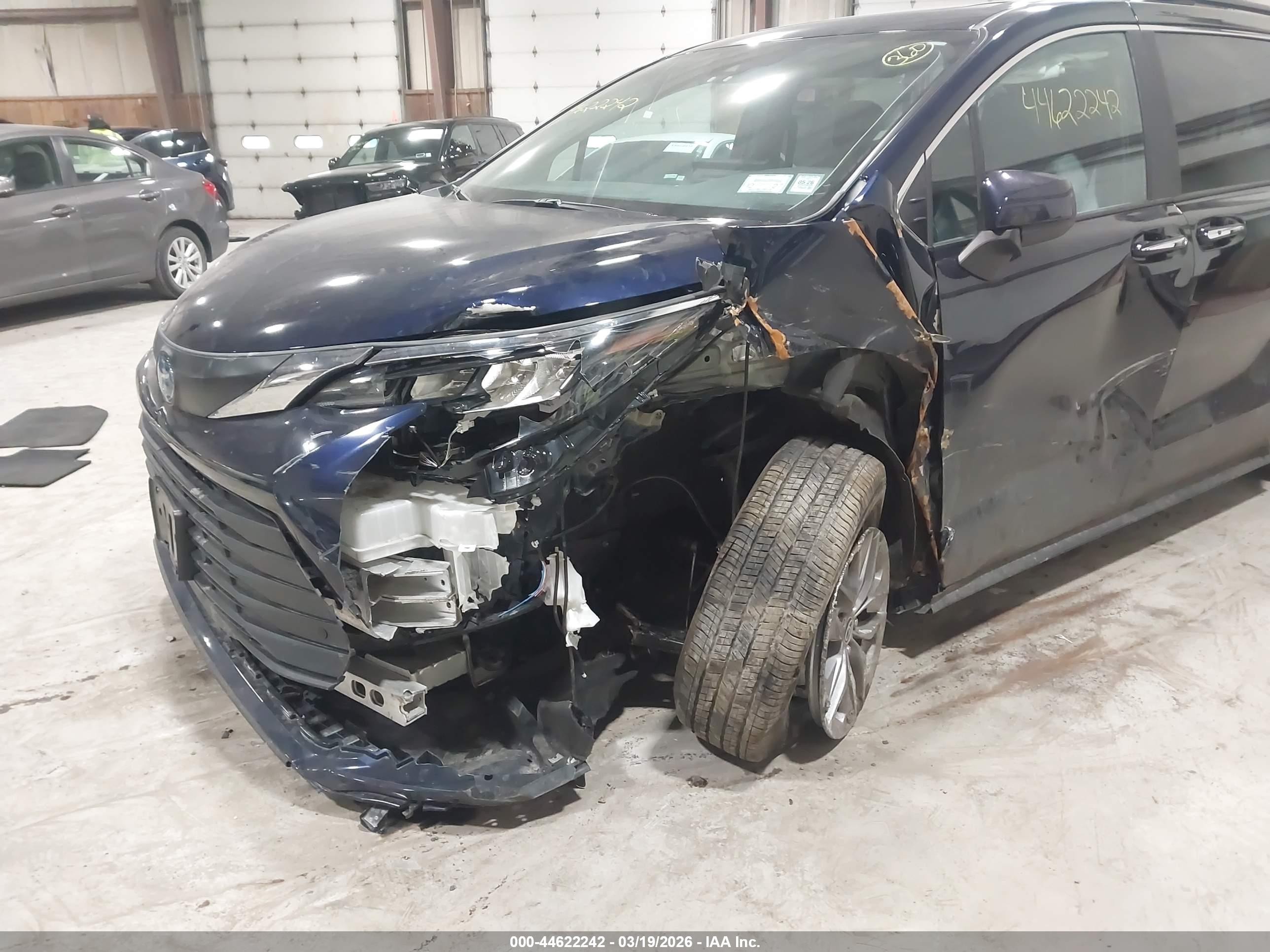 TOYOTA SIENNA image 6