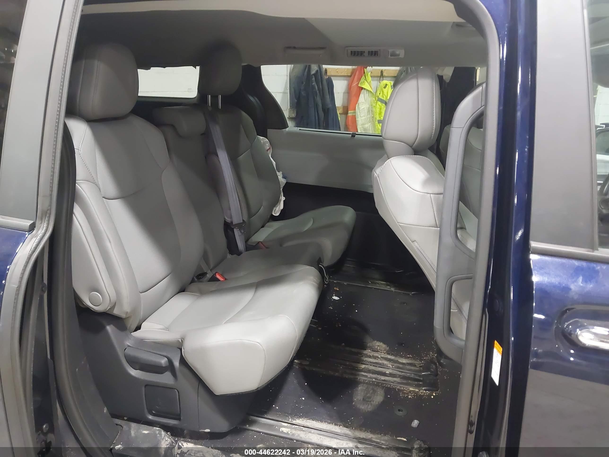 TOYOTA SIENNA image 8