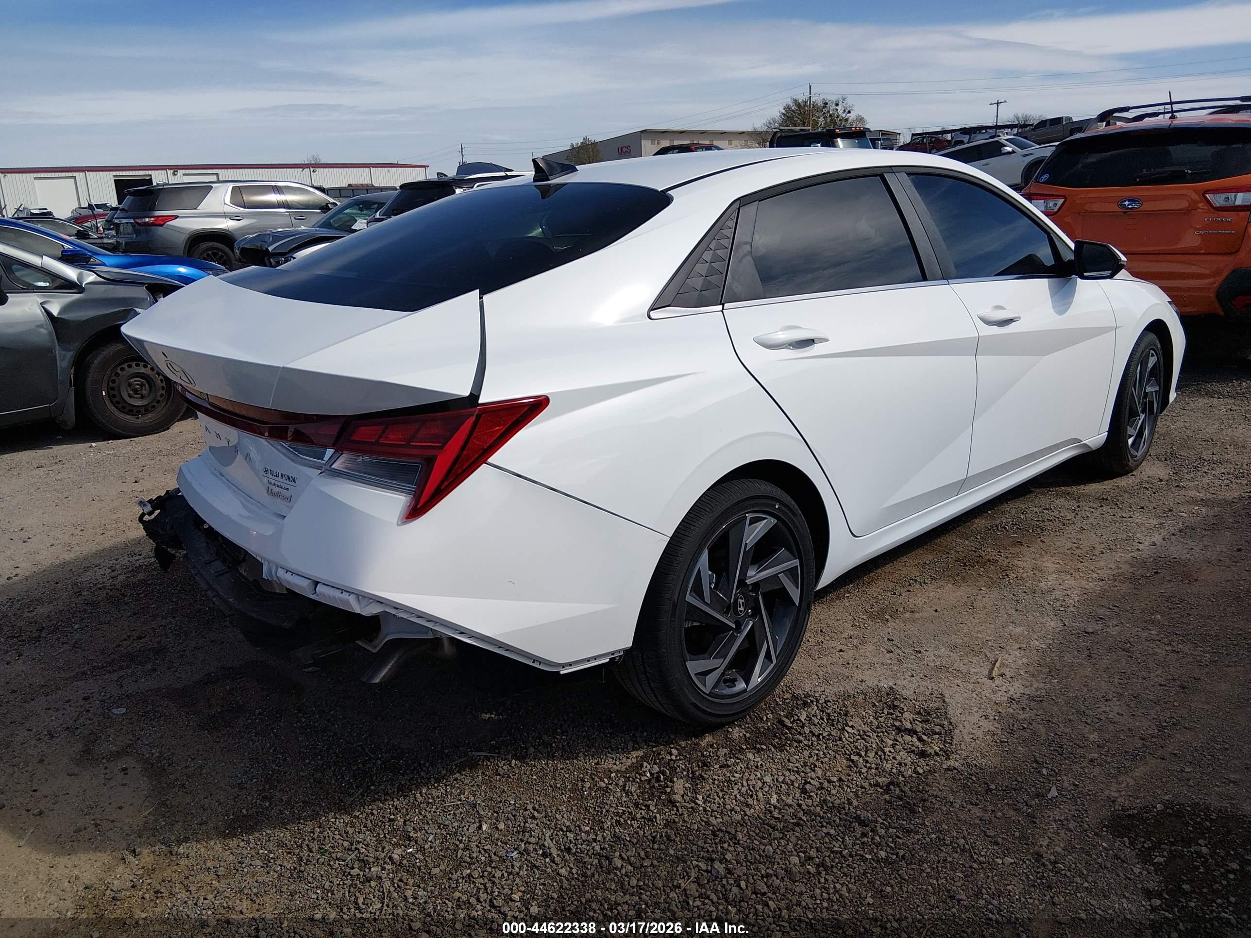 HYUNDAI ELANTRA image 4