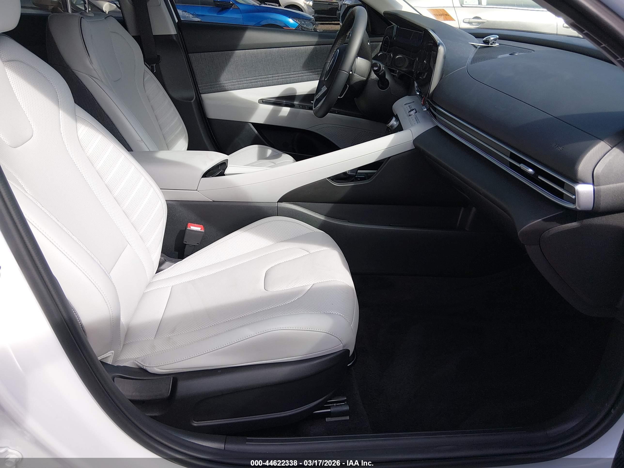 HYUNDAI ELANTRA image 5