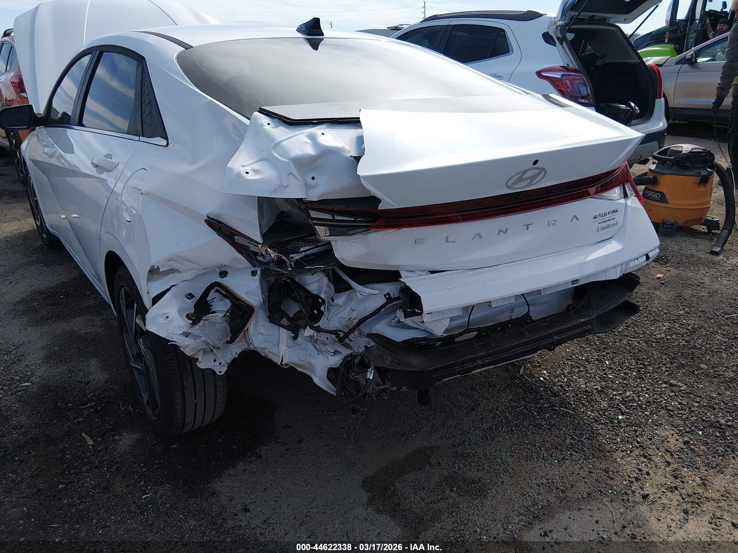 HYUNDAI ELANTRA image 6