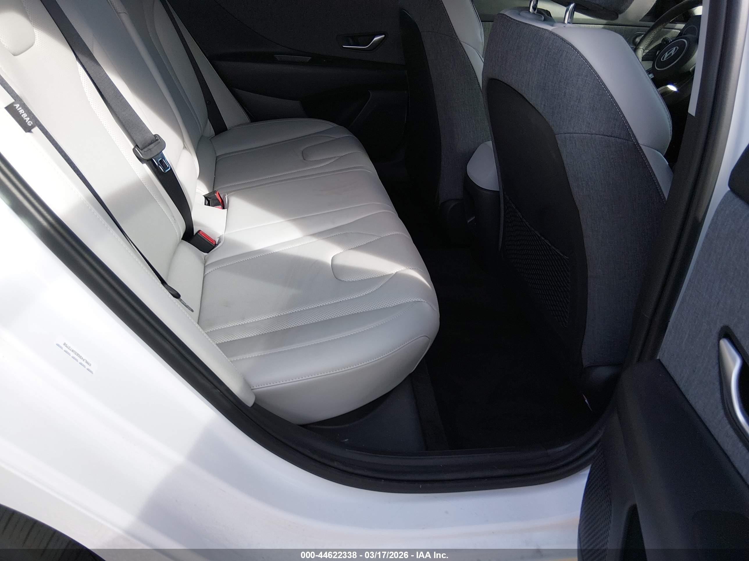 HYUNDAI ELANTRA image 8