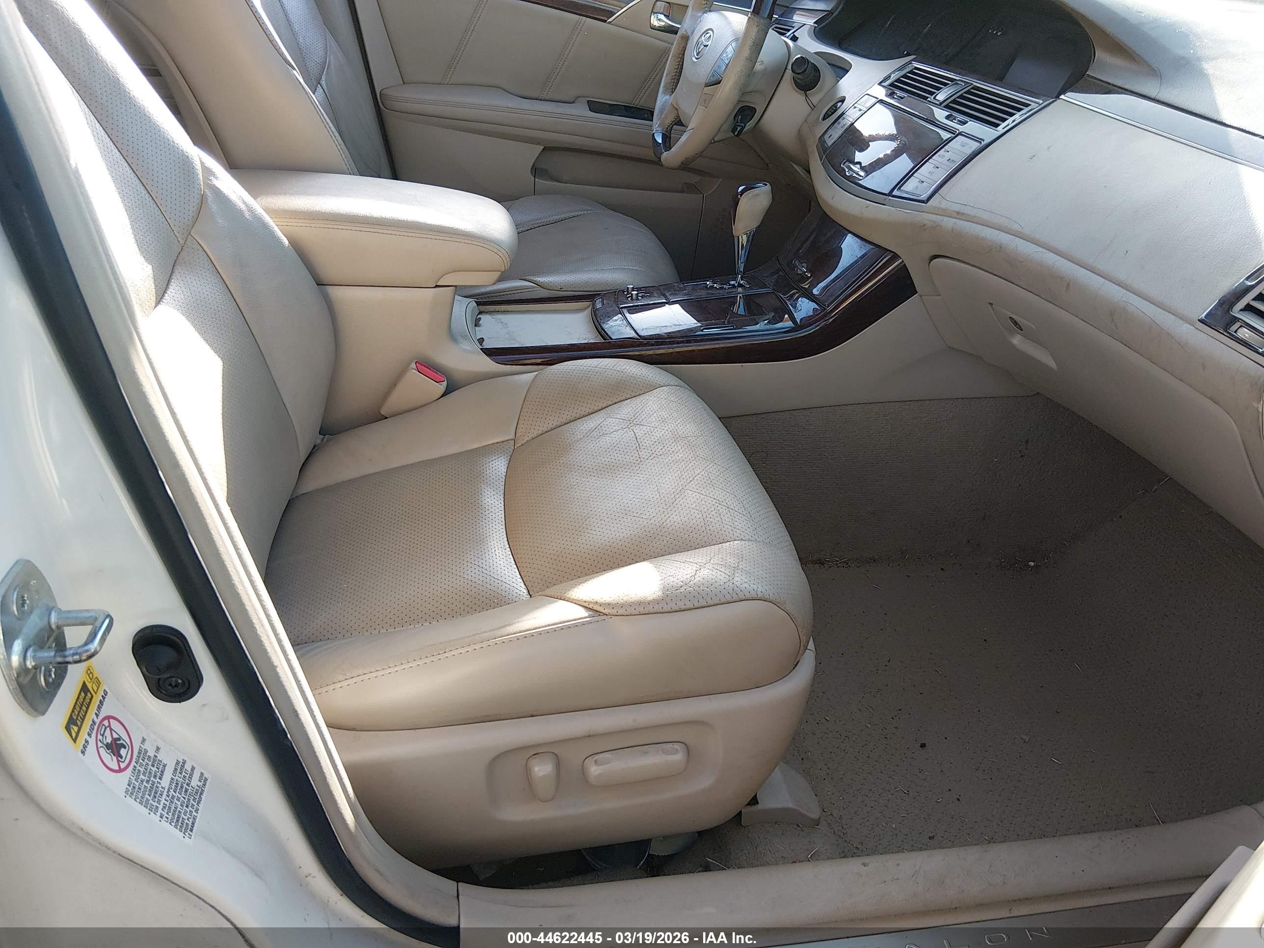 TOYOTA AVALON image 5