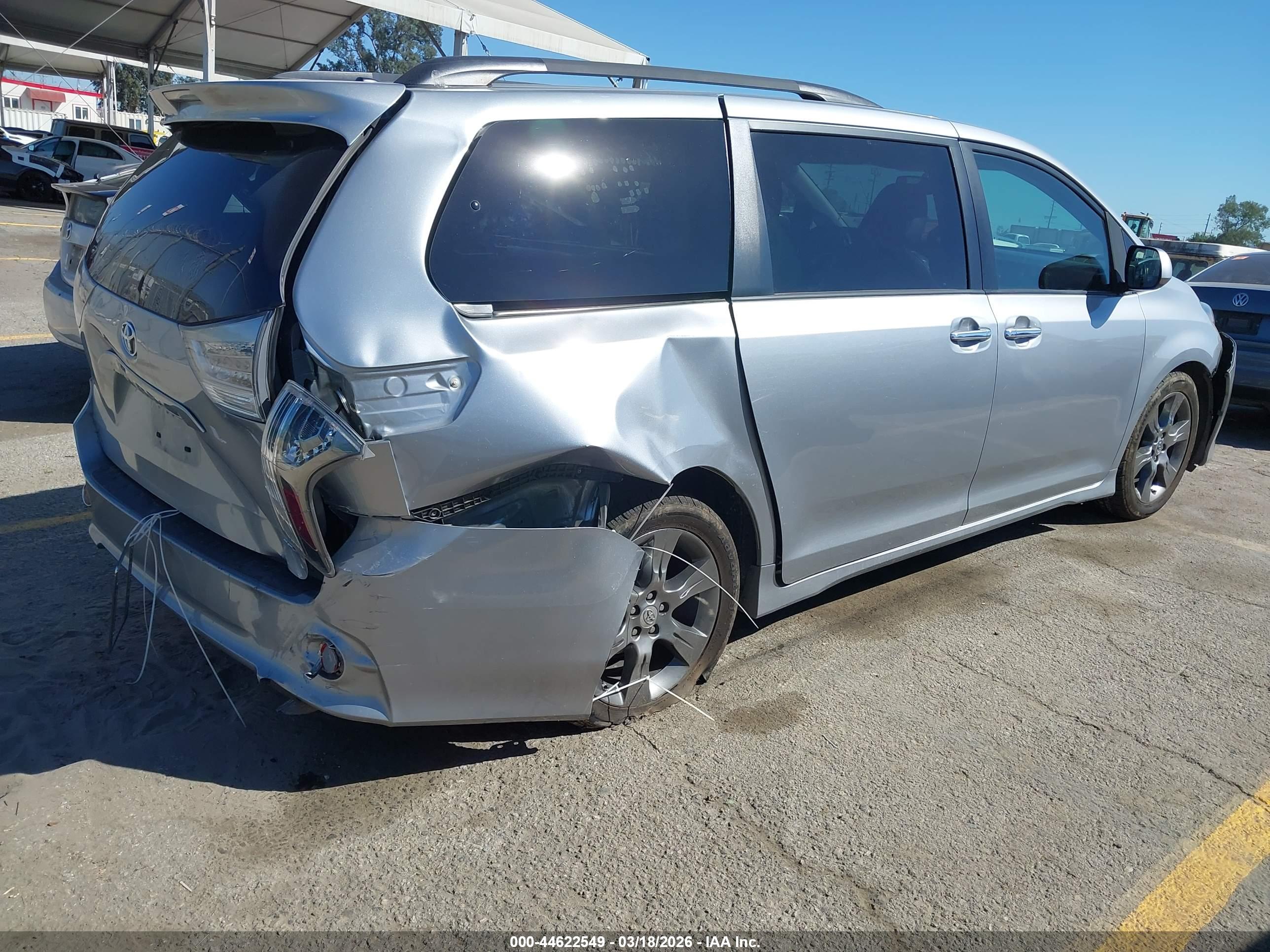 TOYOTA SIENNA image 4