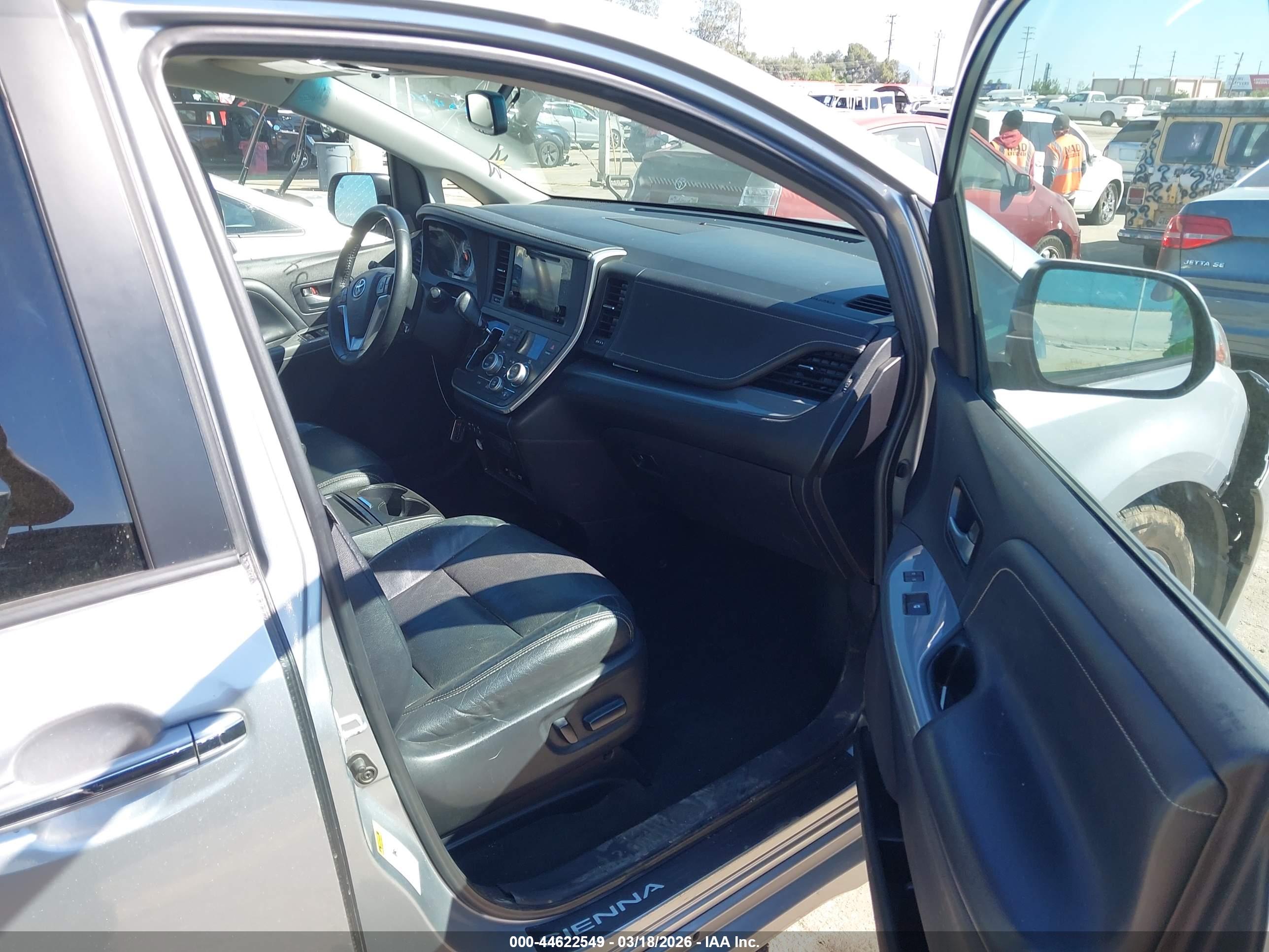 TOYOTA SIENNA image 5
