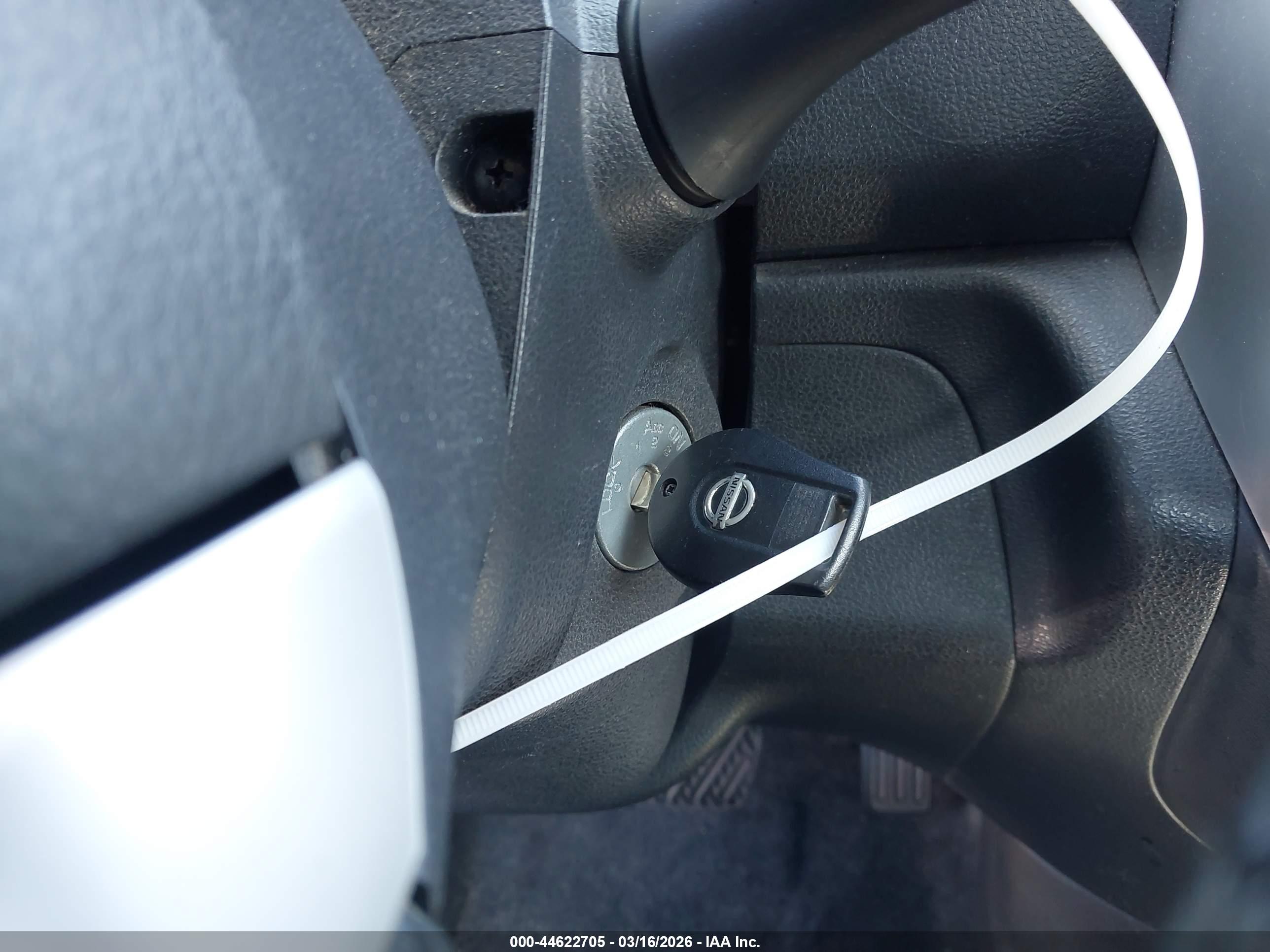 NISSAN VERSA image 11