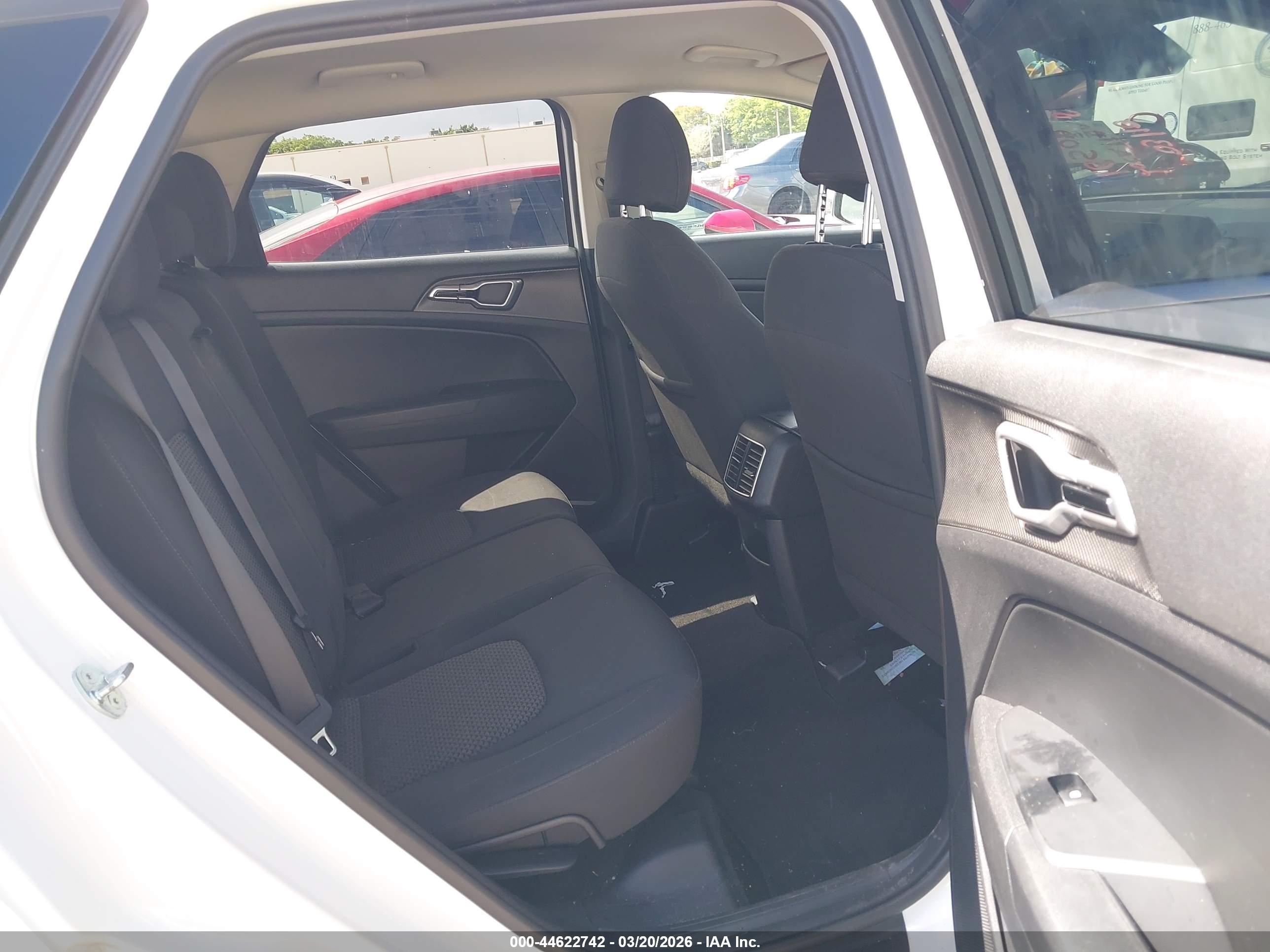 KIA SPORTAGE image 8