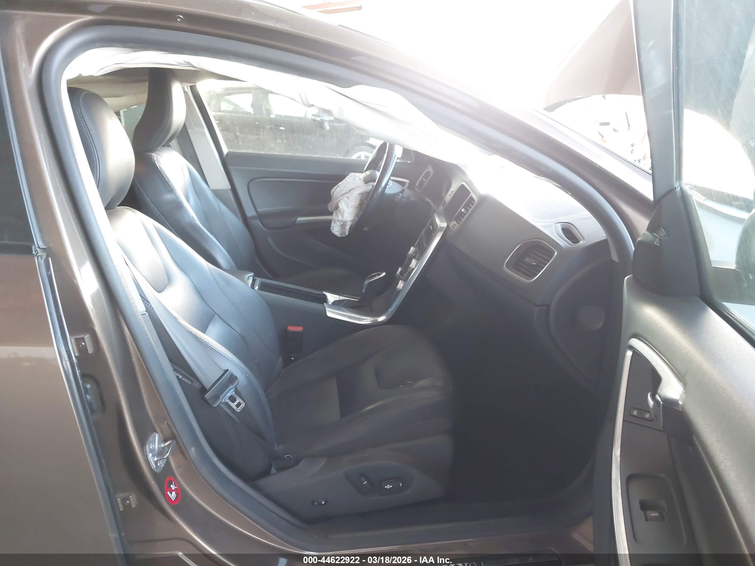 VOLVO V60 image 5