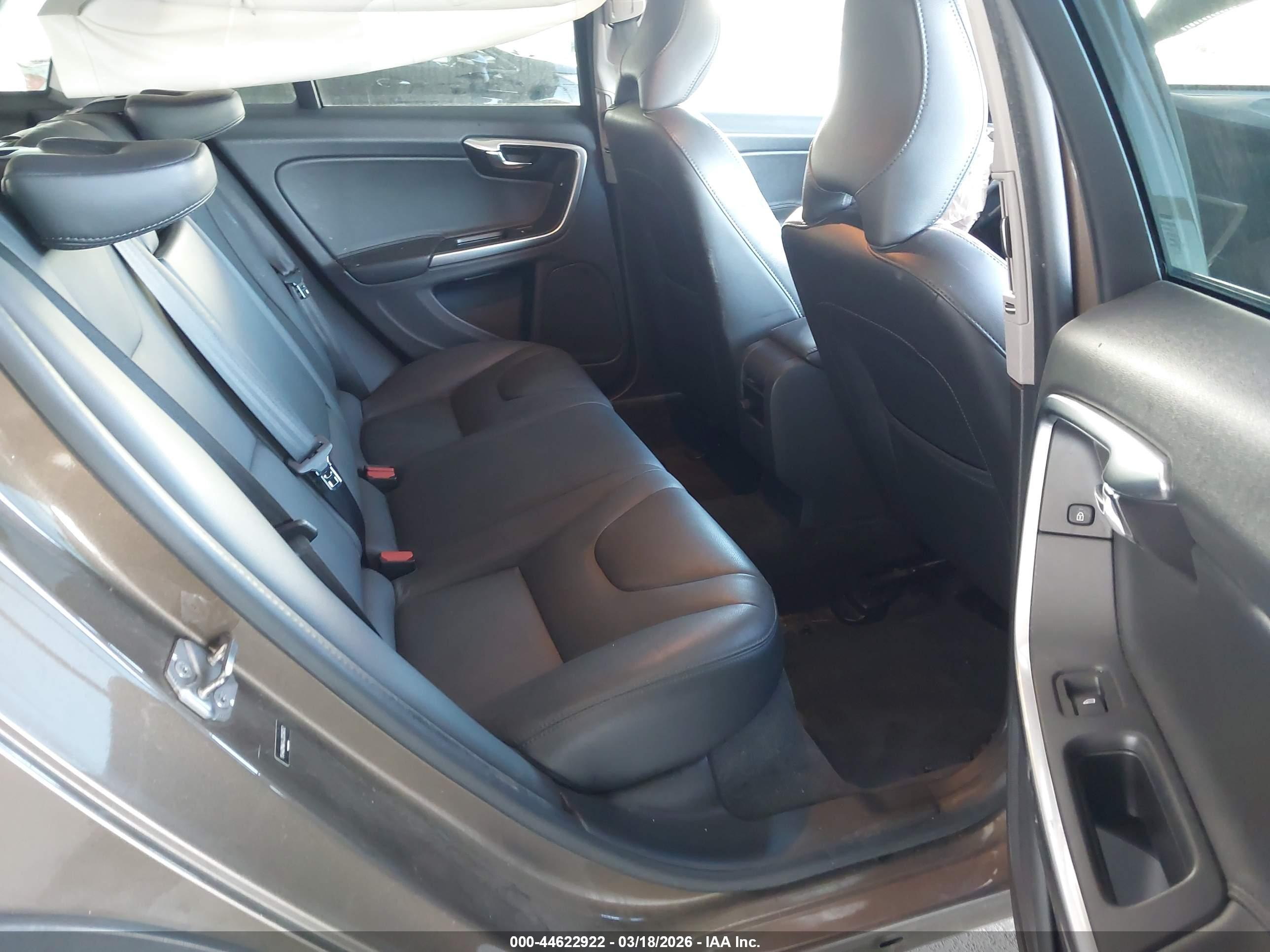 VOLVO V60 image 8