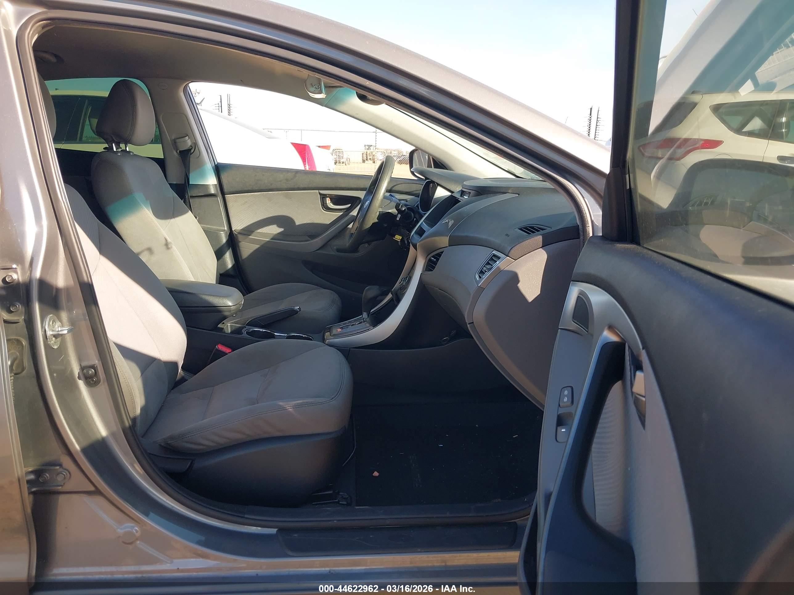 HYUNDAI ELANTRA image 5