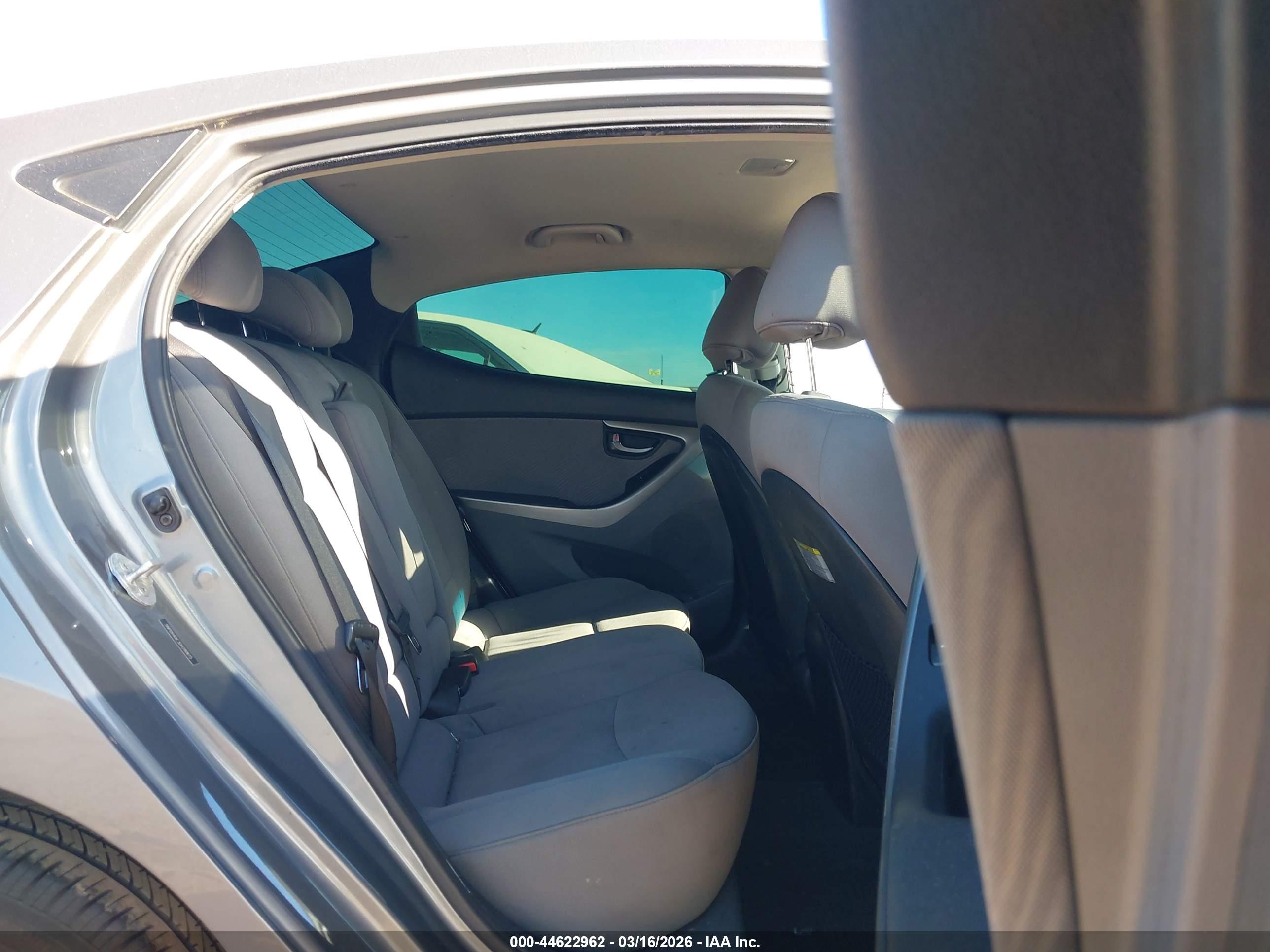 HYUNDAI ELANTRA image 8