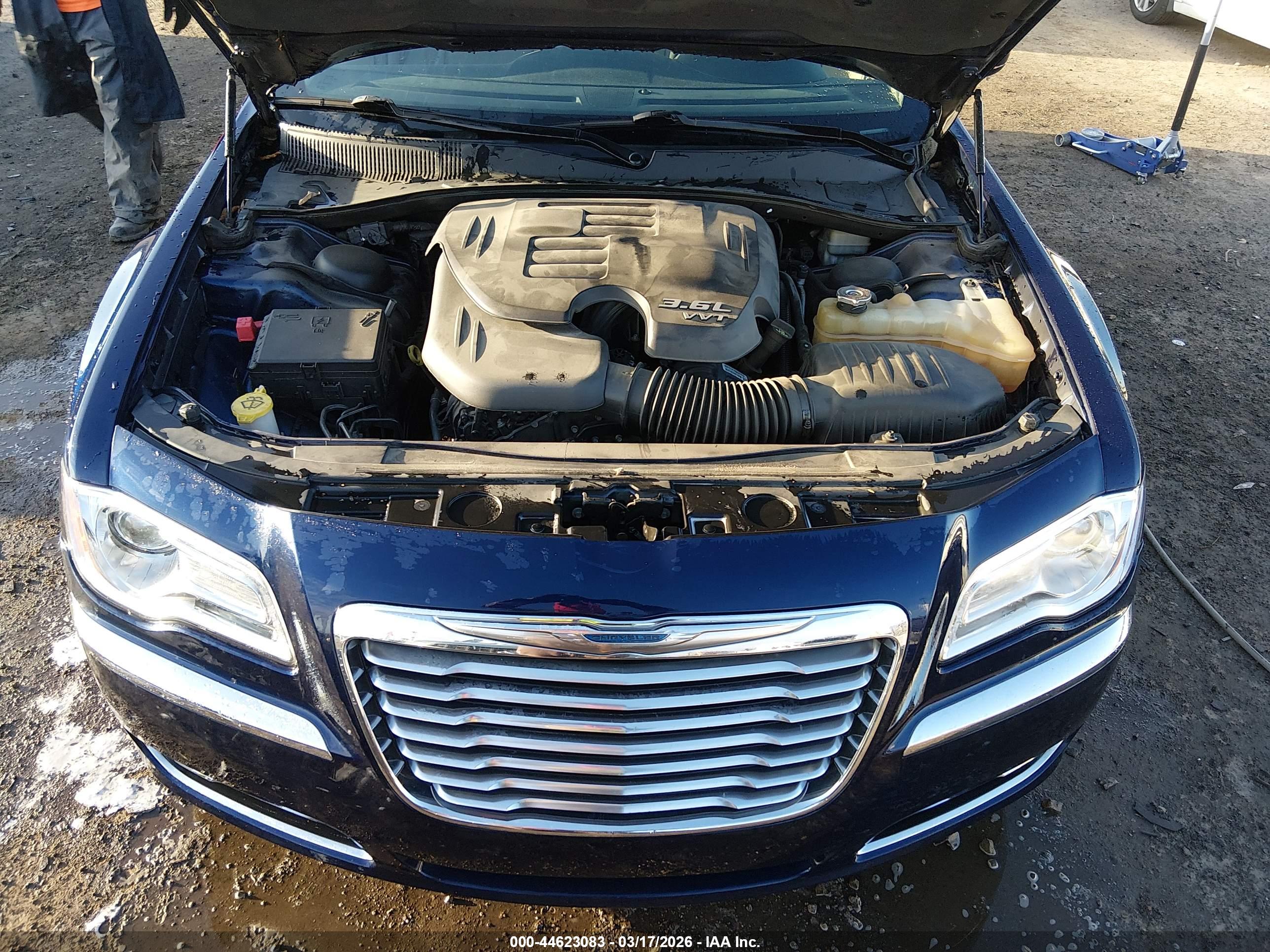 CHRYSLER 300 image 10