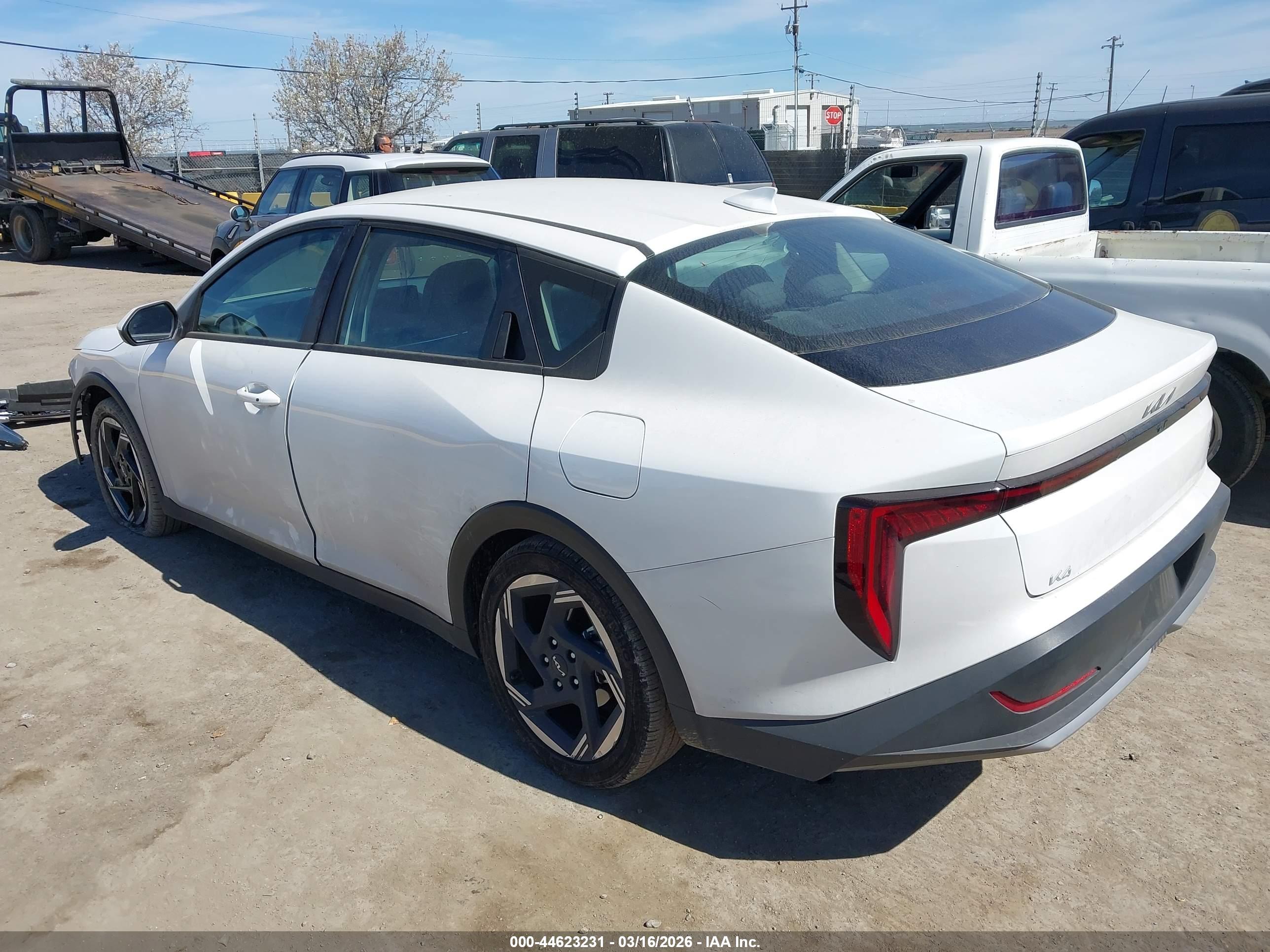 KIA K4 image 3