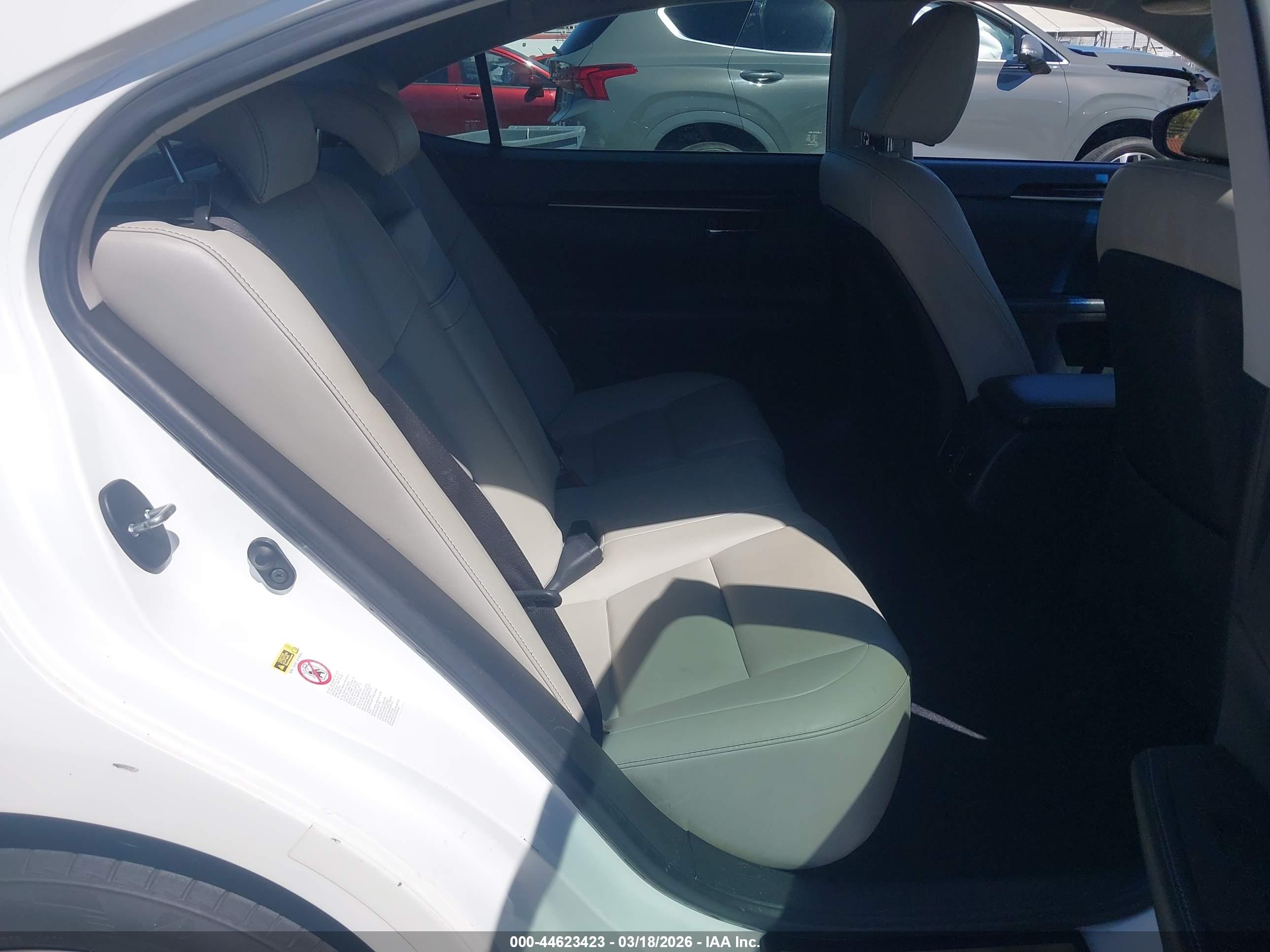 LEXUS ES image 8