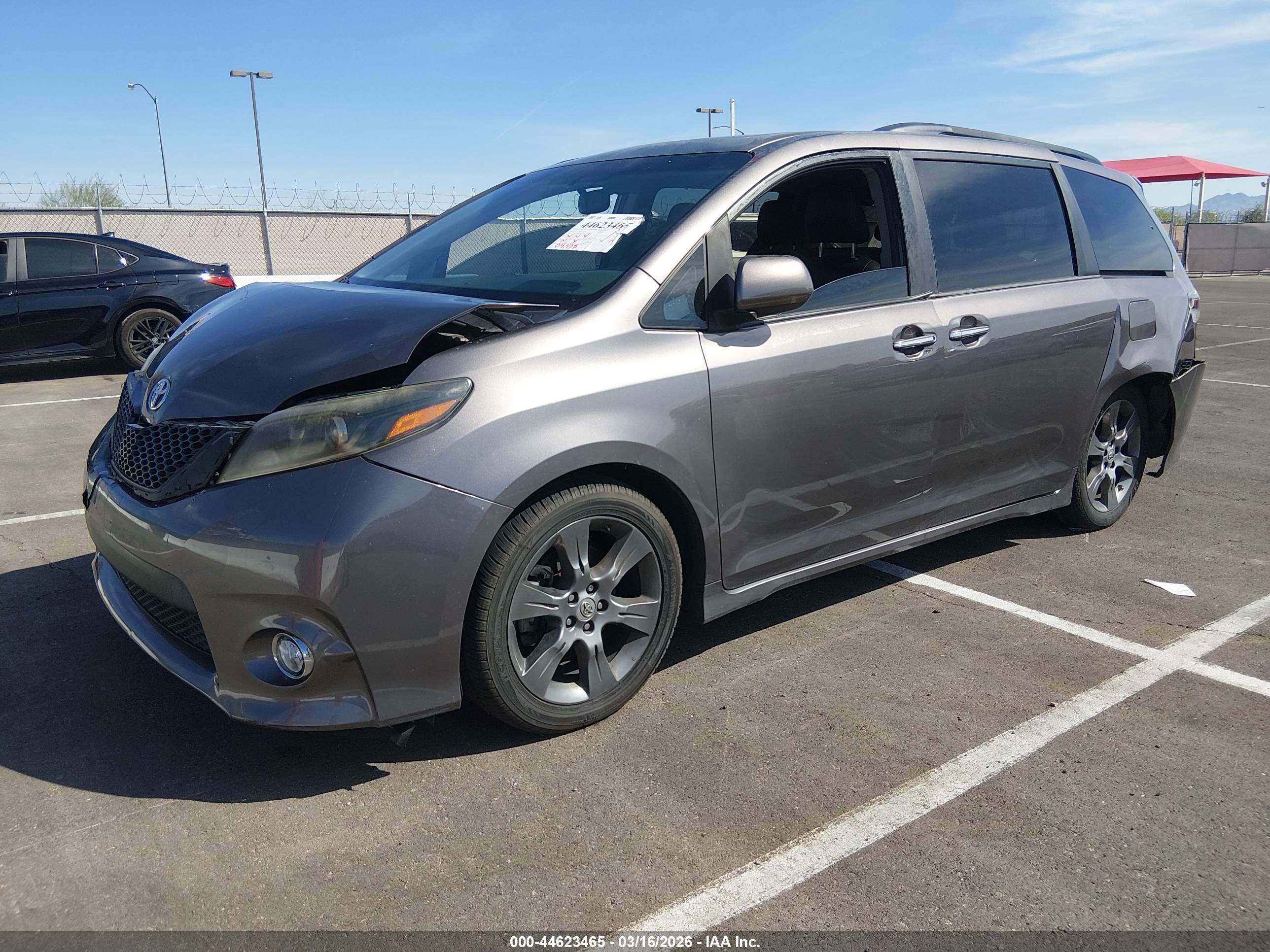 TOYOTA SIENNA image 2
