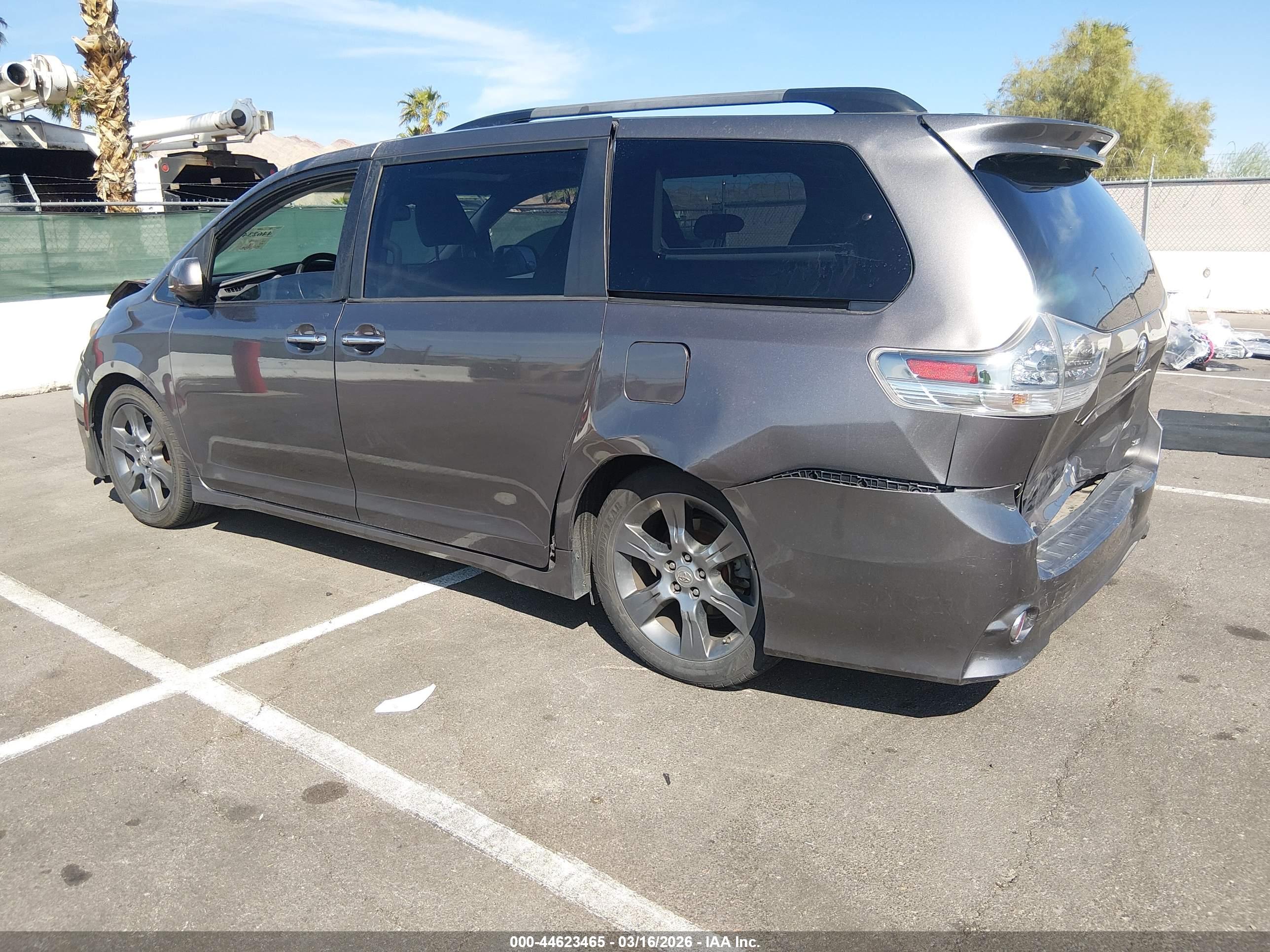 TOYOTA SIENNA image 3