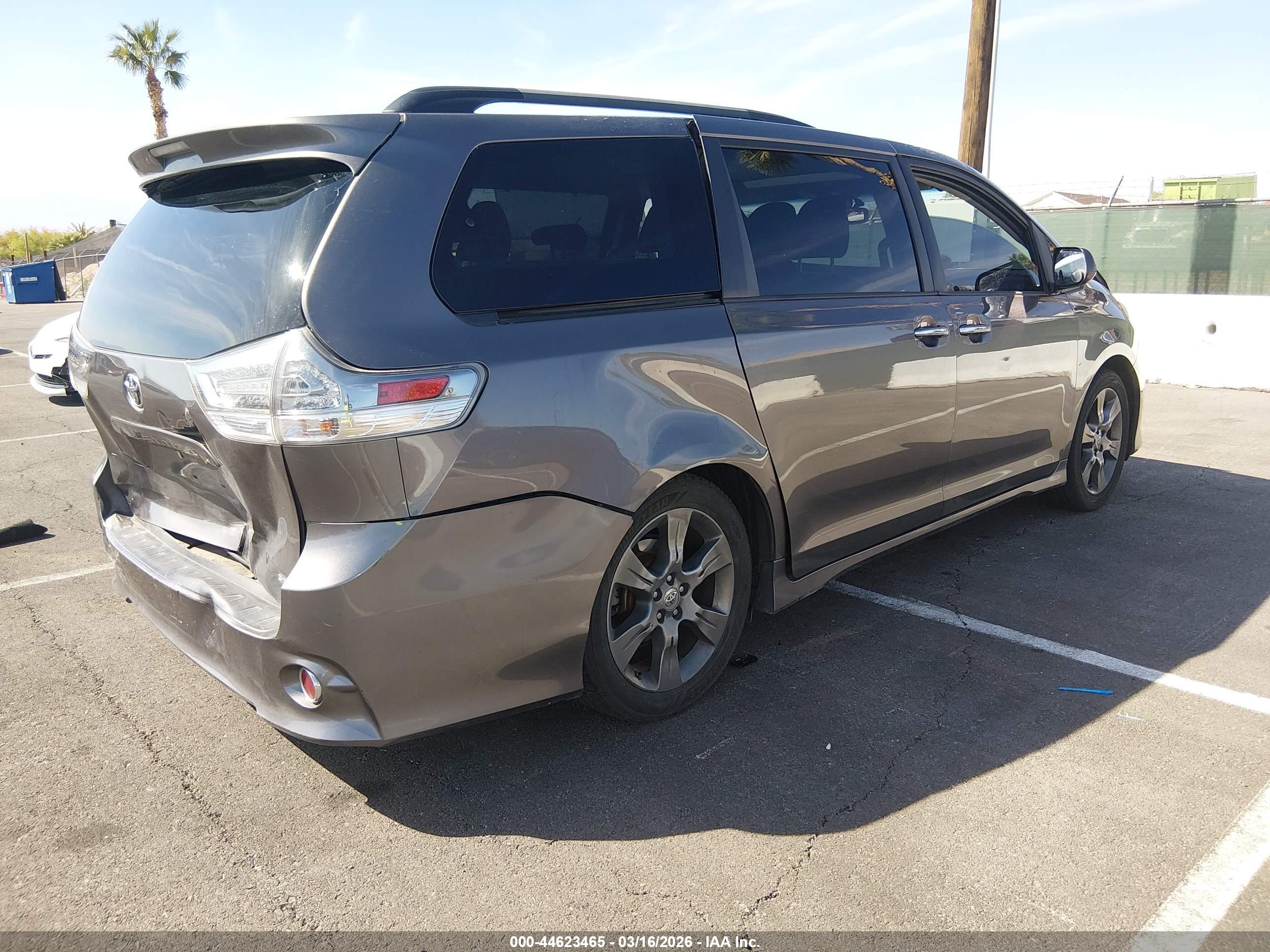 TOYOTA SIENNA image 4