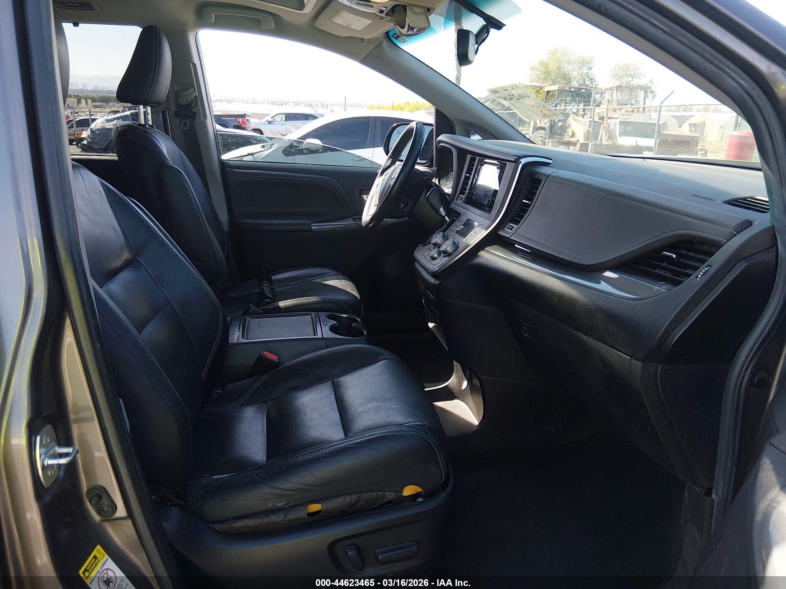 TOYOTA SIENNA image 5