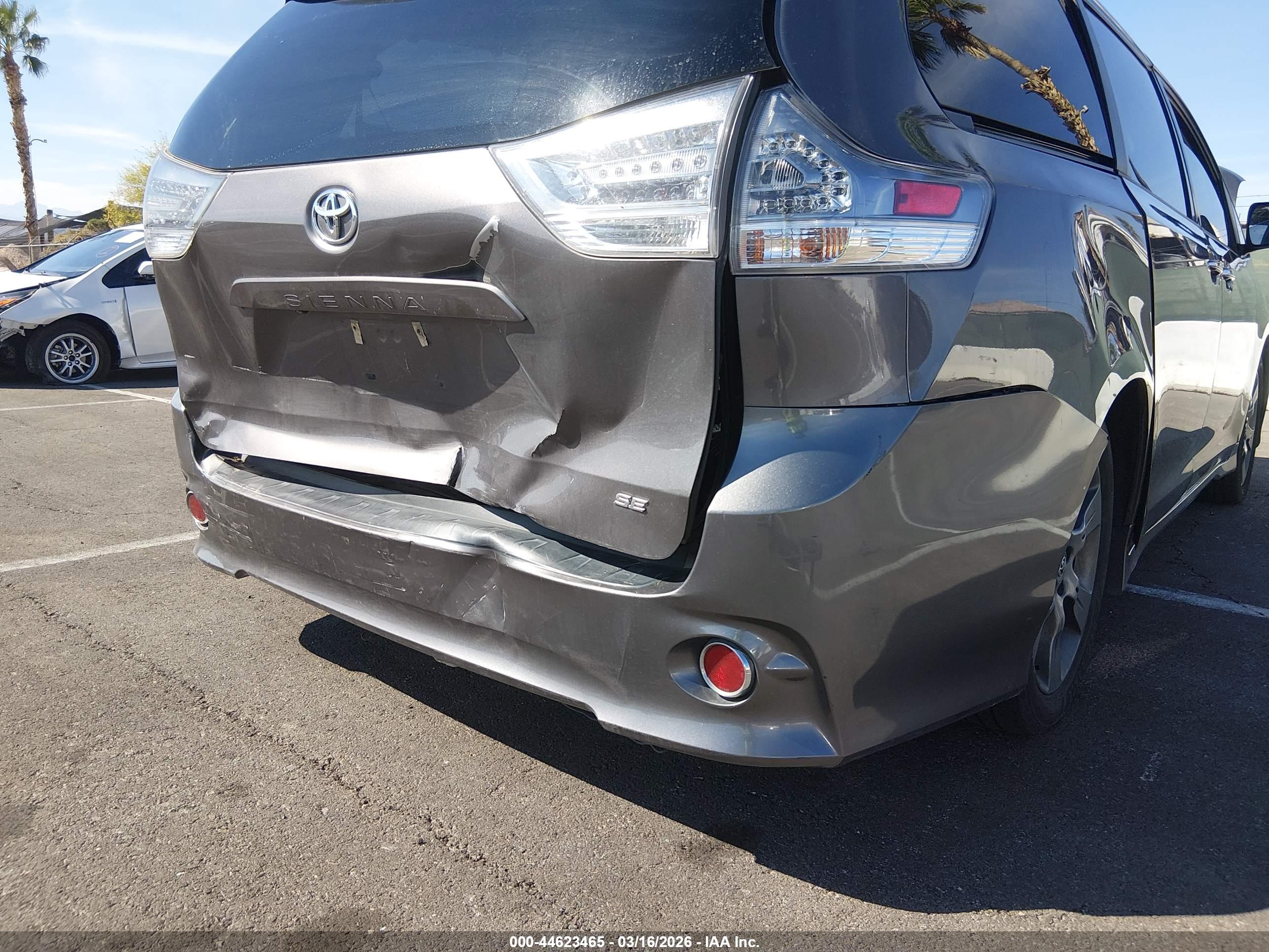 TOYOTA SIENNA image 6