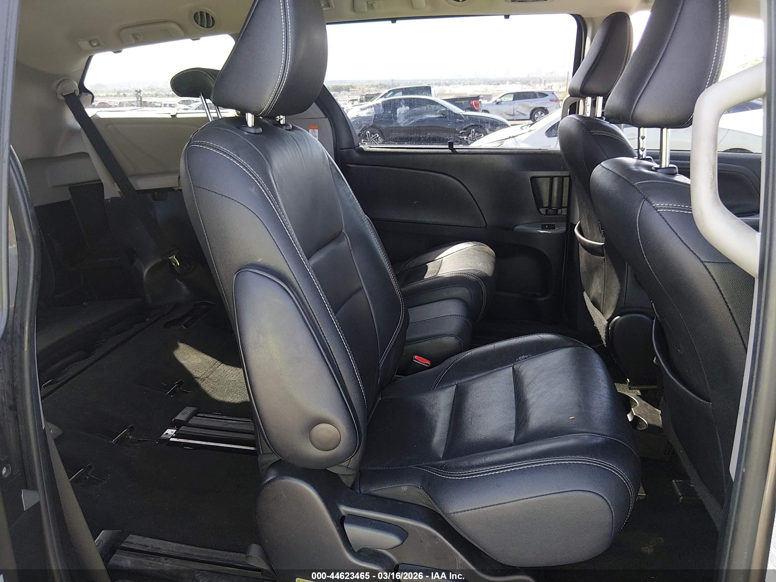 TOYOTA SIENNA image 8