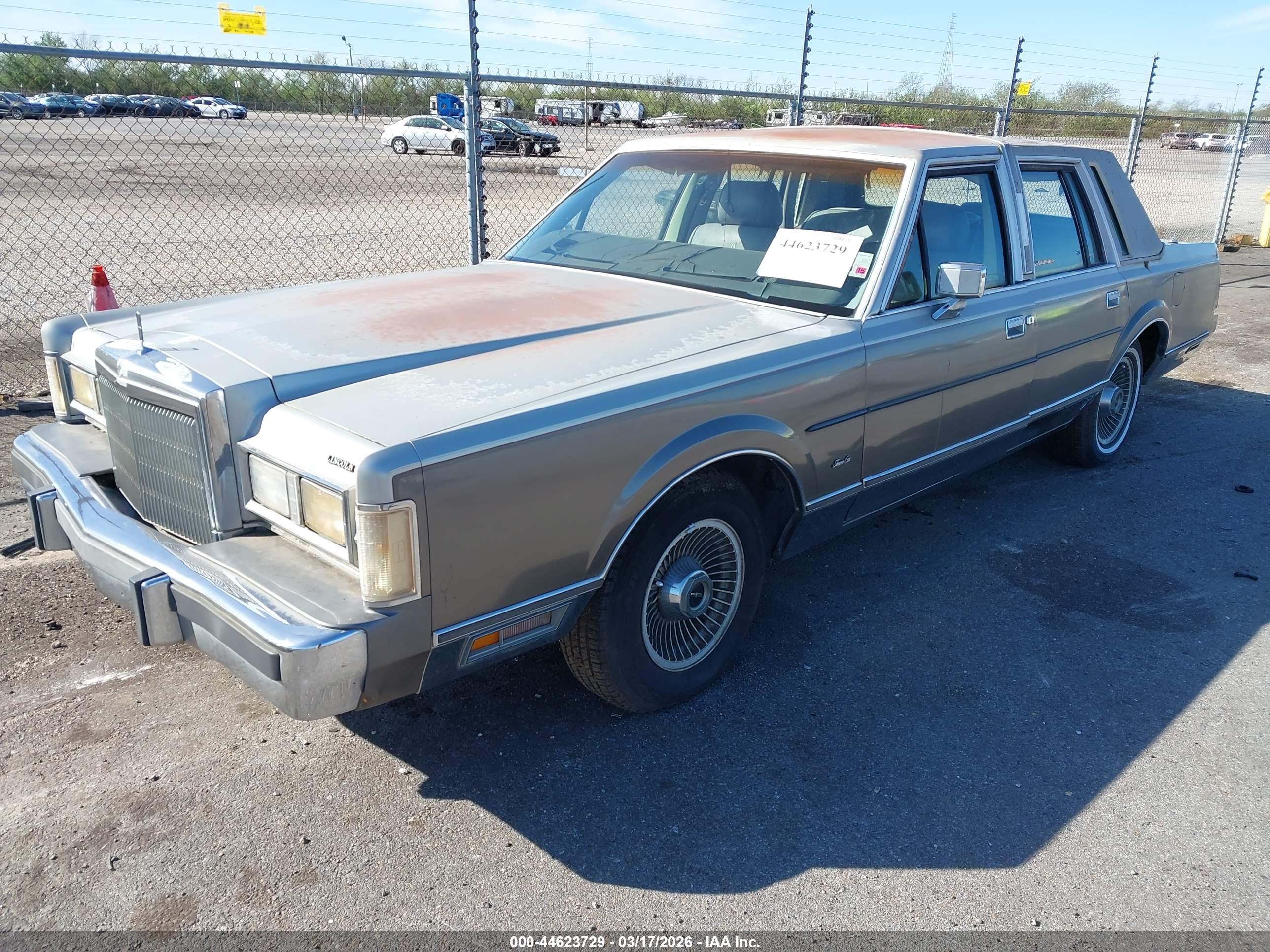 LINCOLN TOWN image 2