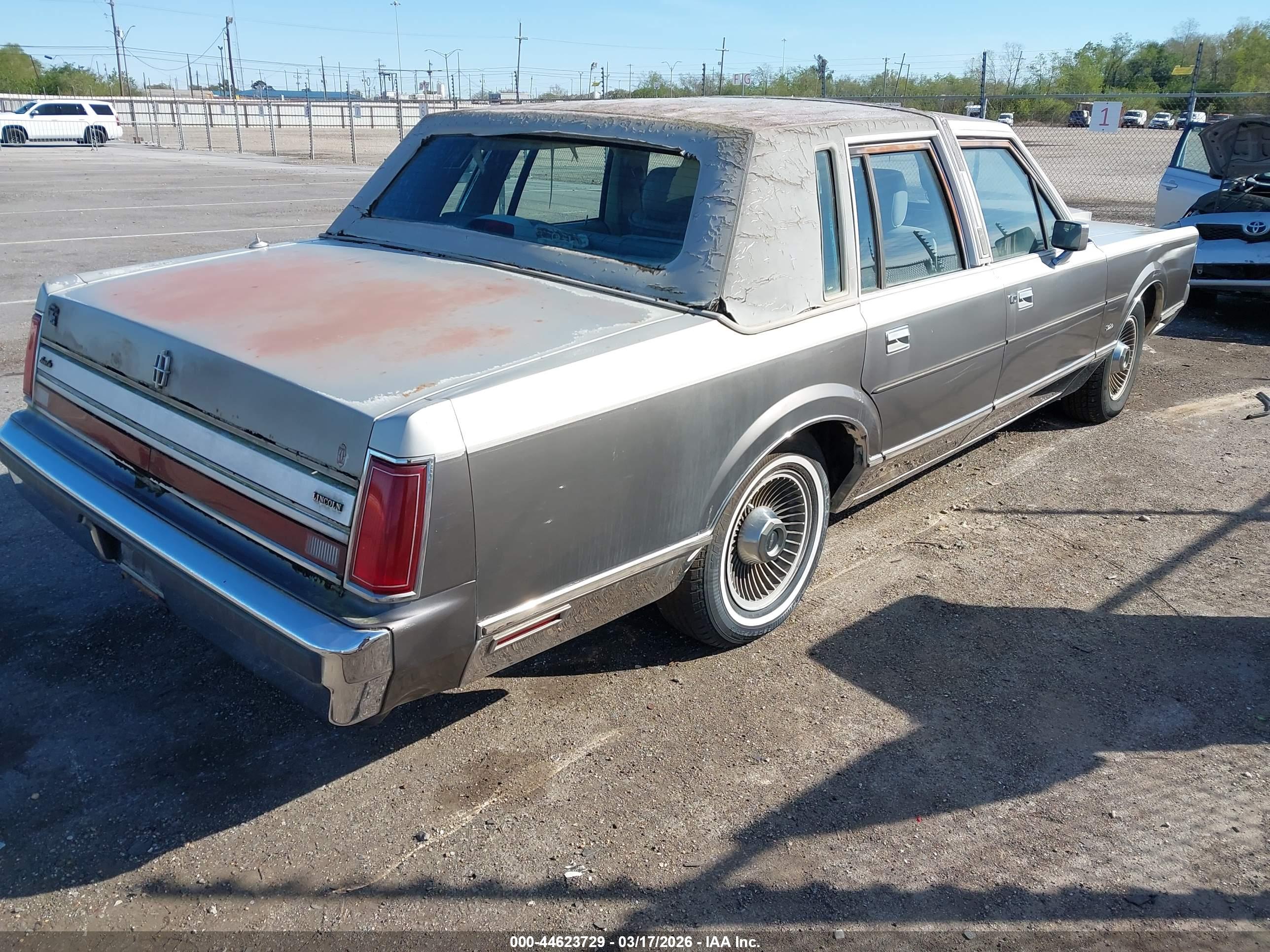 LINCOLN TOWN image 4