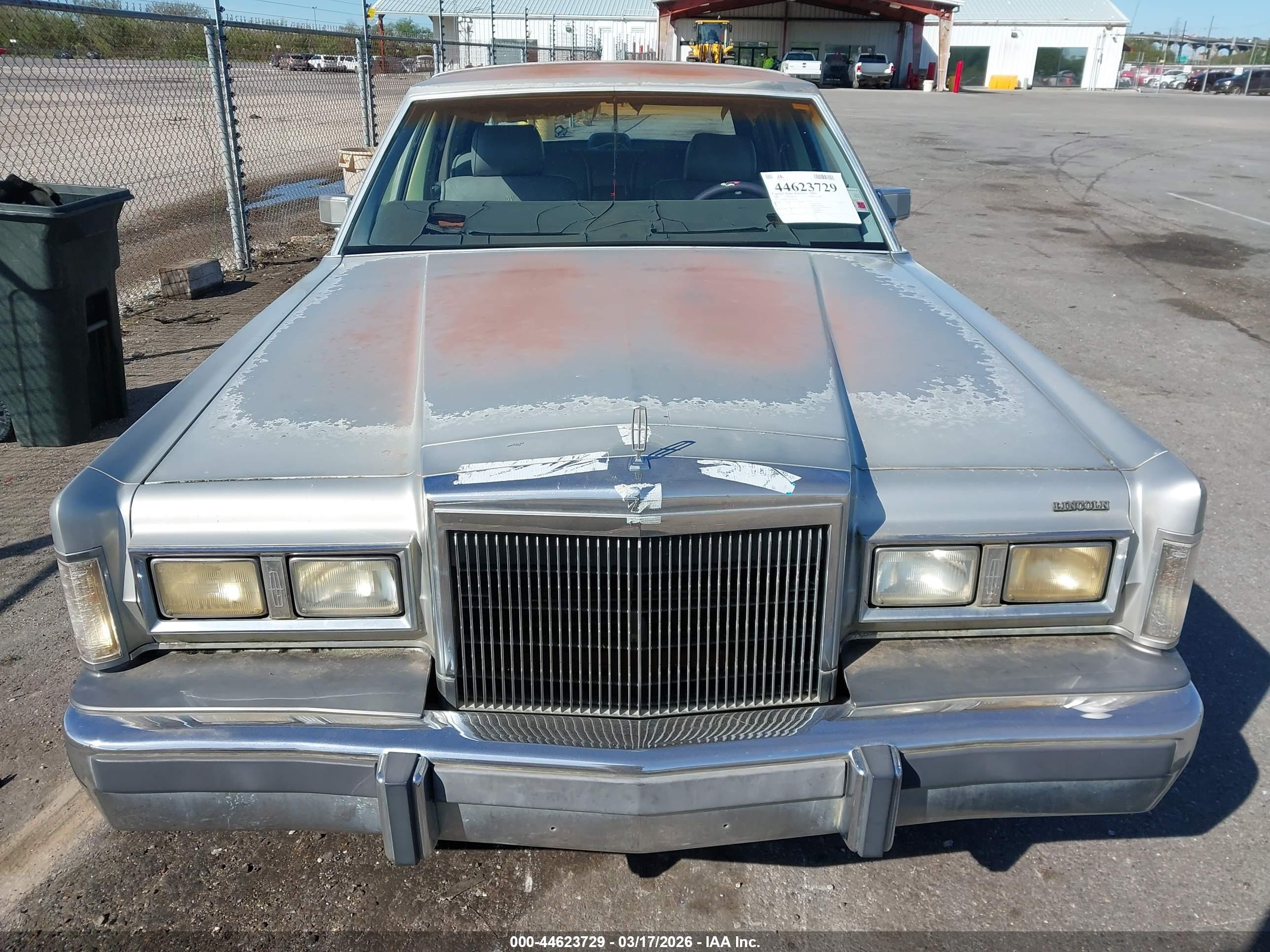 LINCOLN TOWN image 6