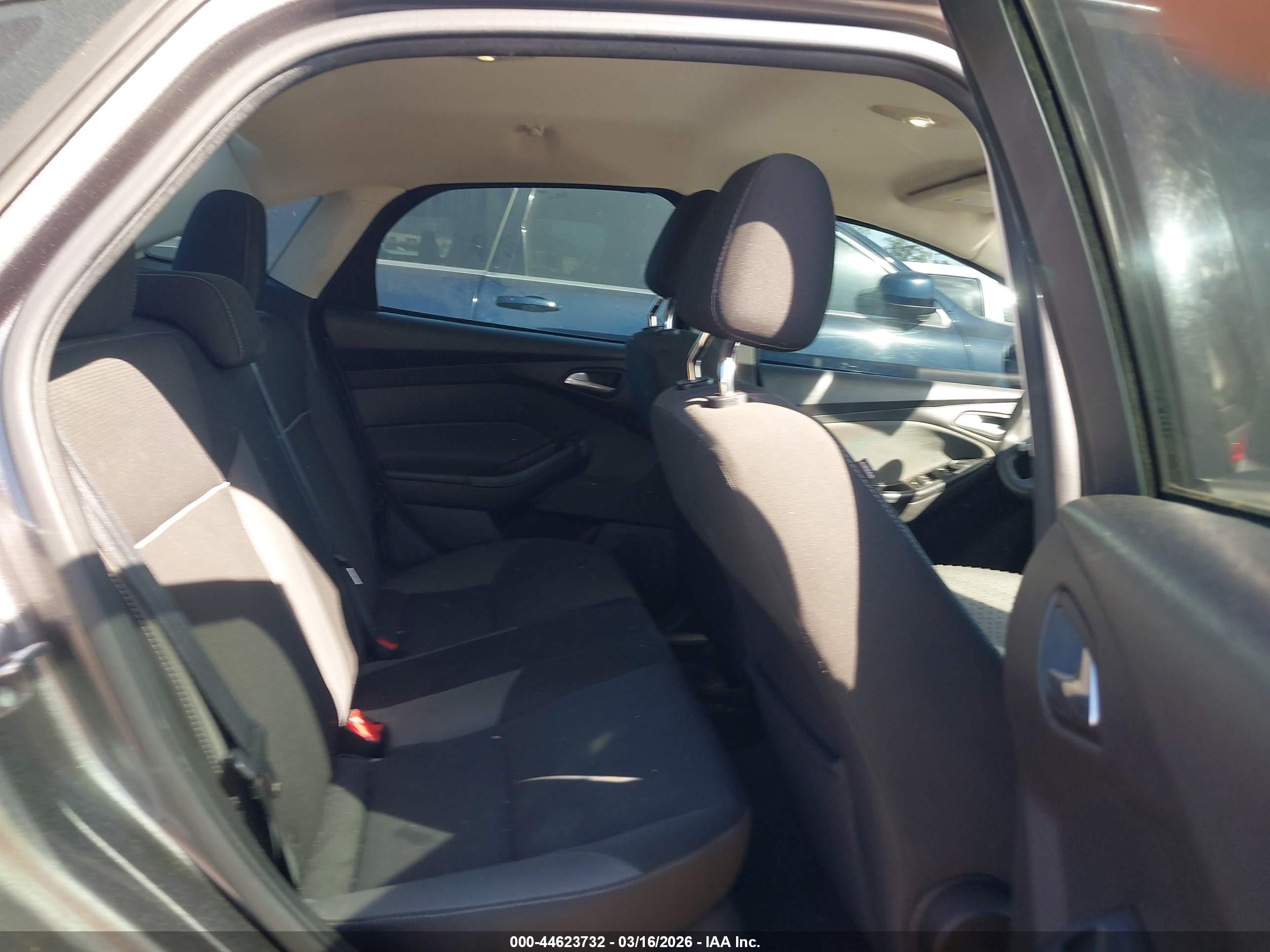 FORD FOCUS image 8