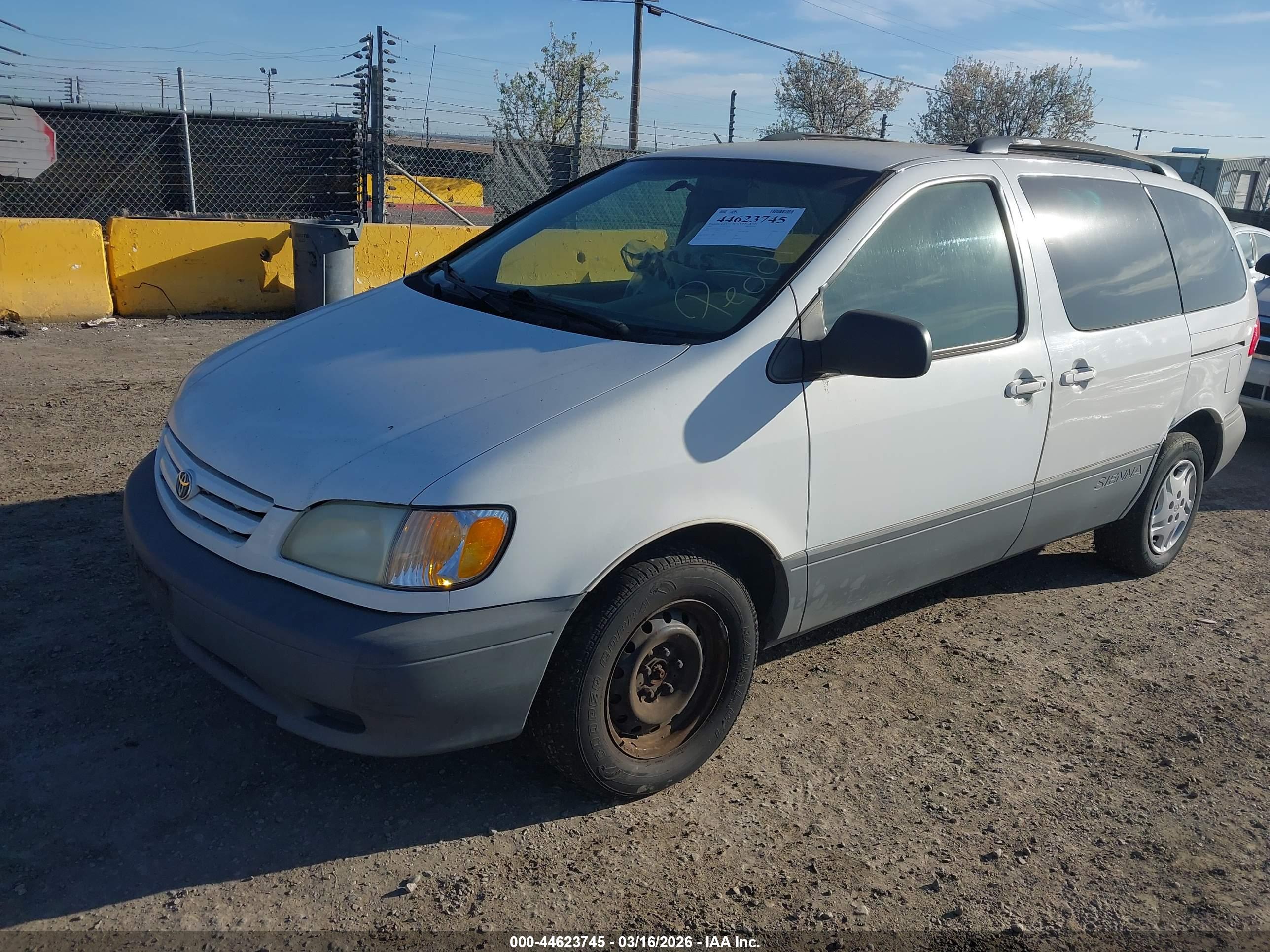 TOYOTA SIENNA image 2