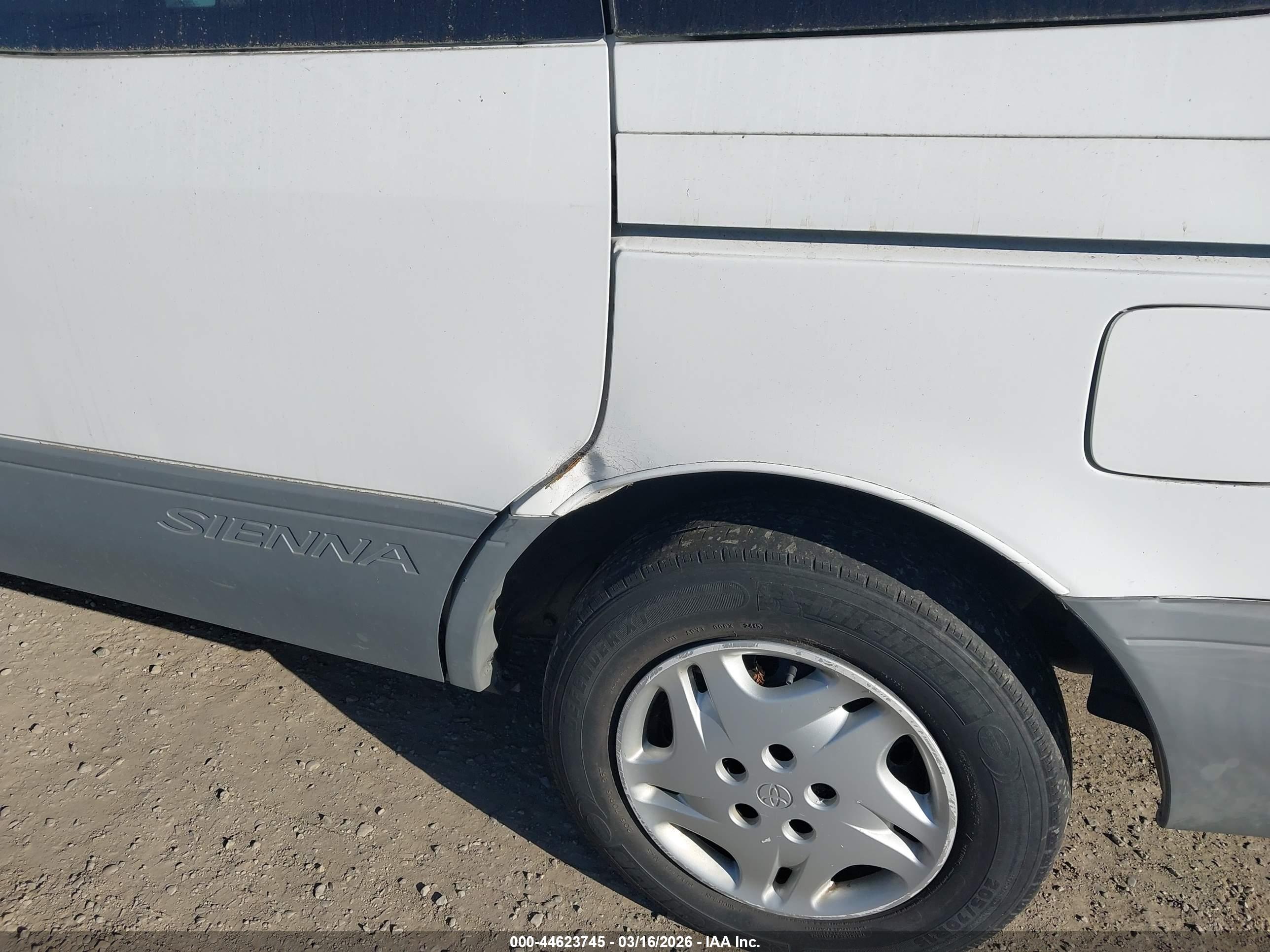 TOYOTA SIENNA image 6