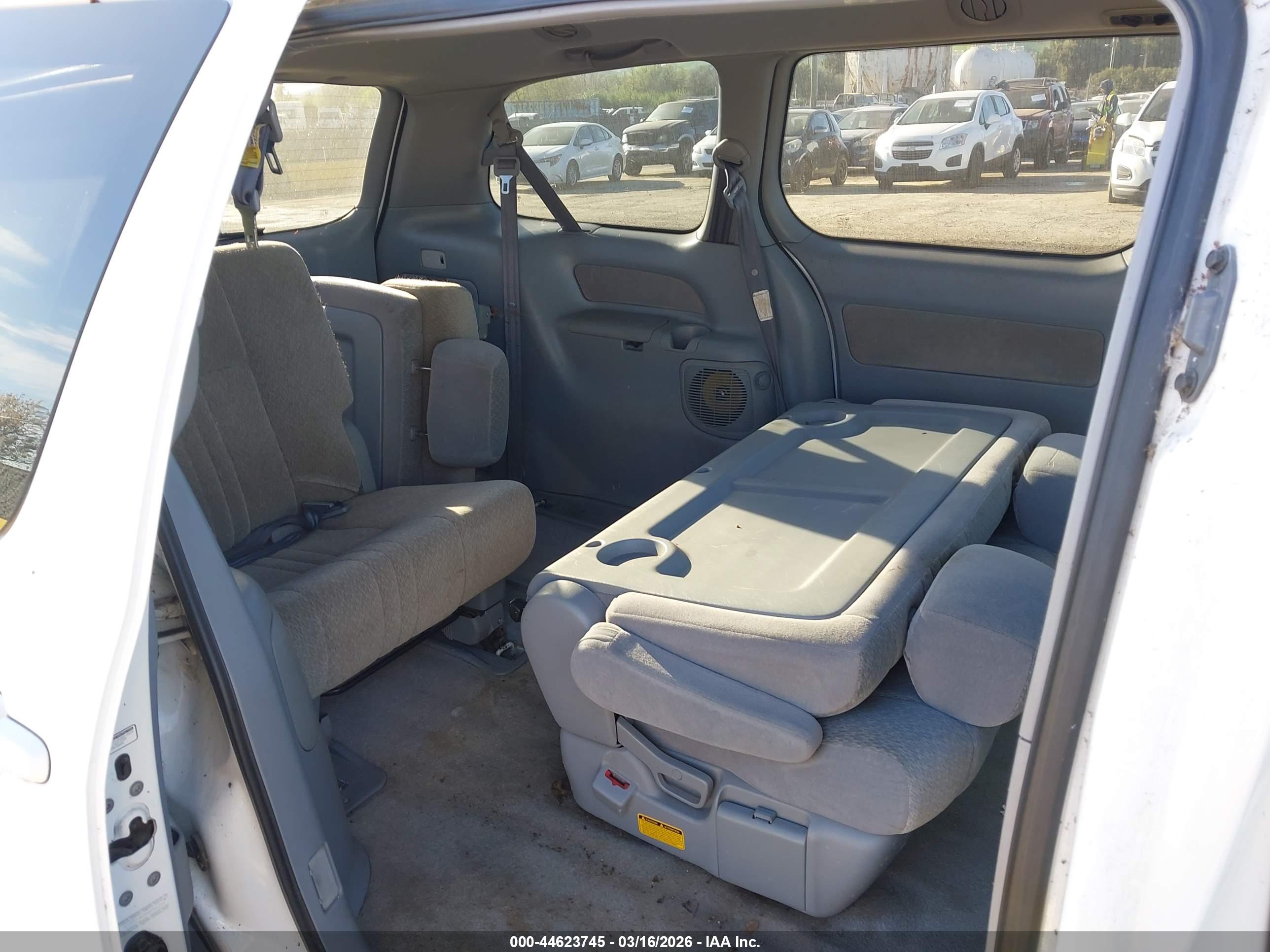 TOYOTA SIENNA image 8