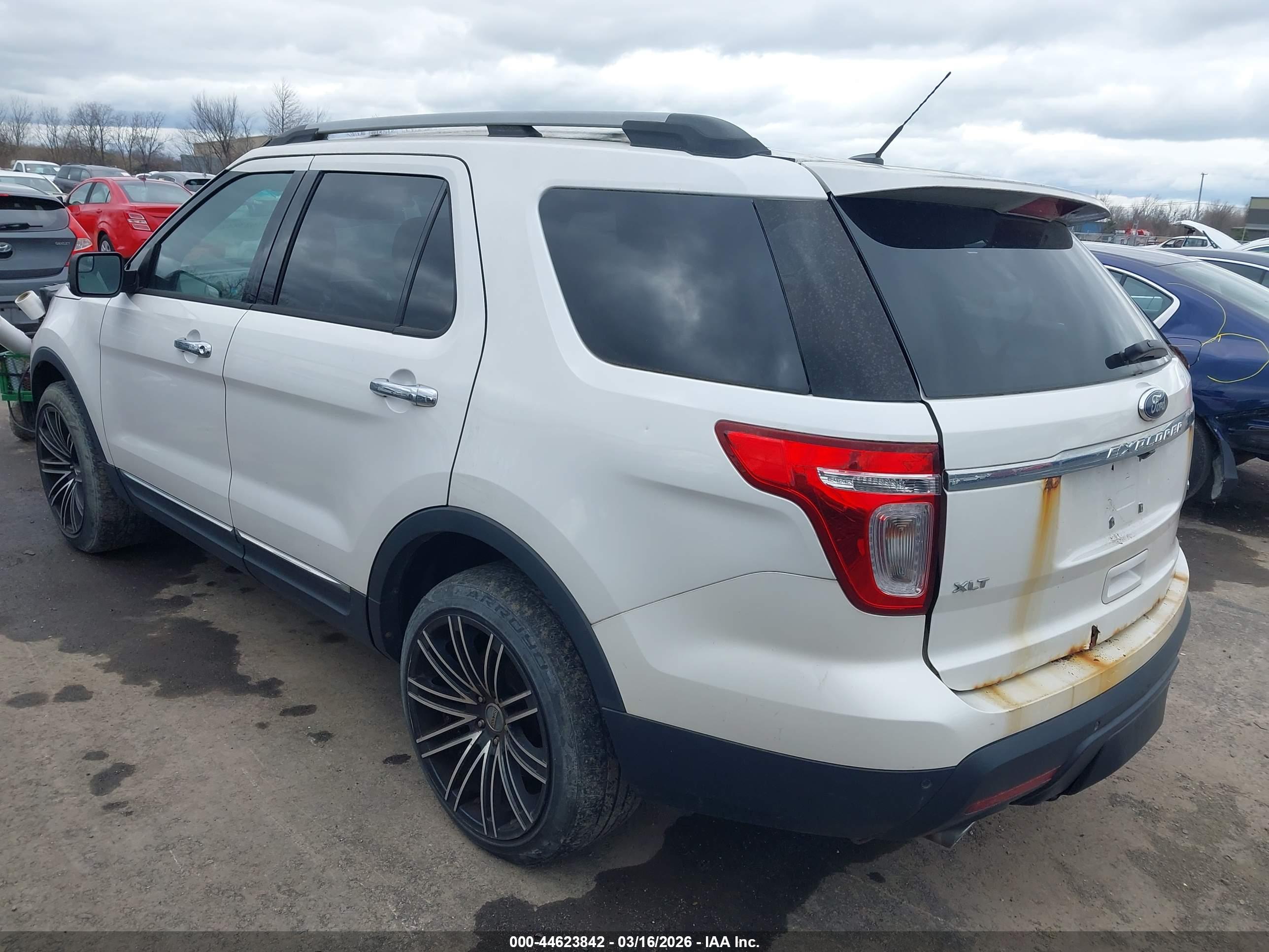 FORD EXPLORER image 3