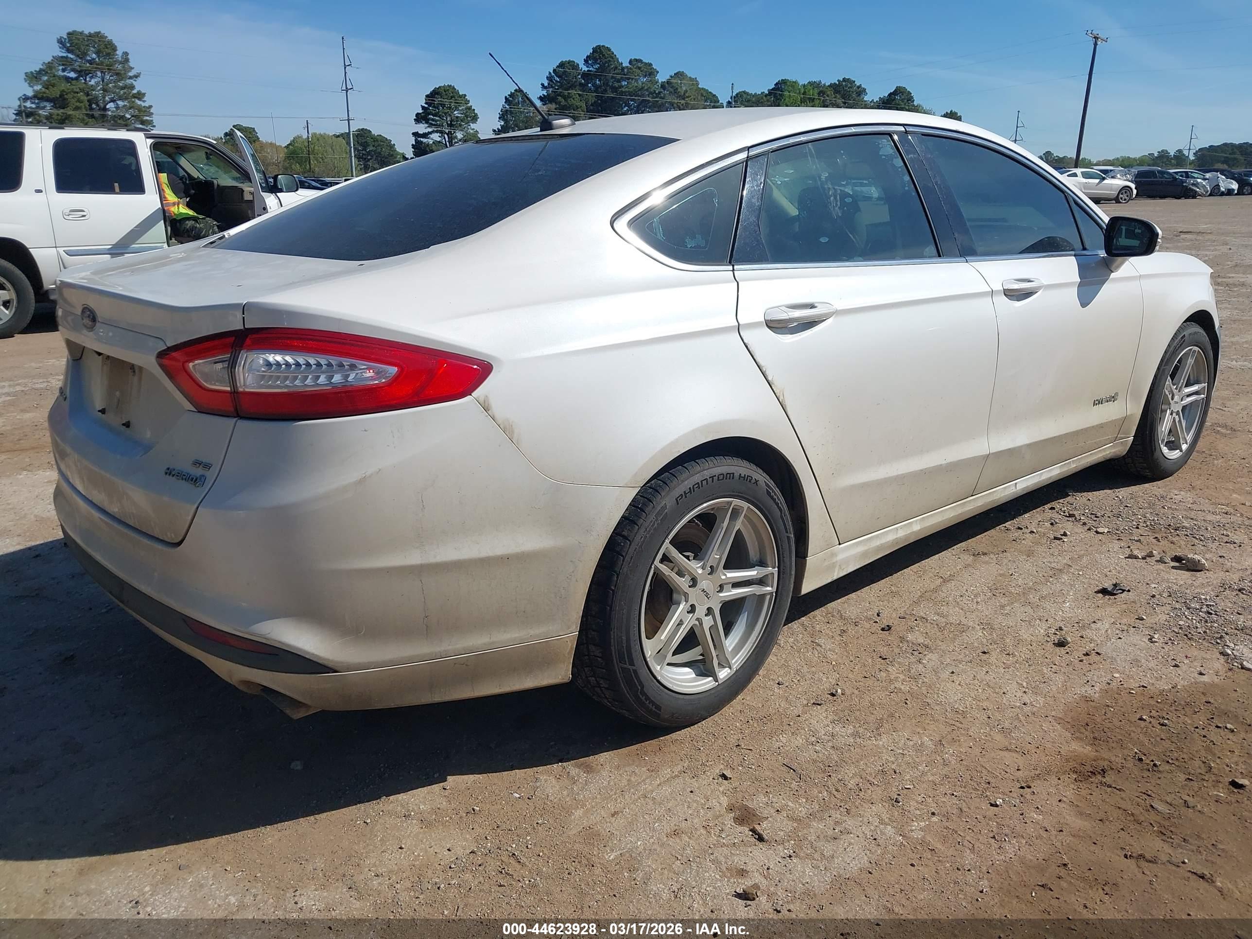 FORD FUSION image 4