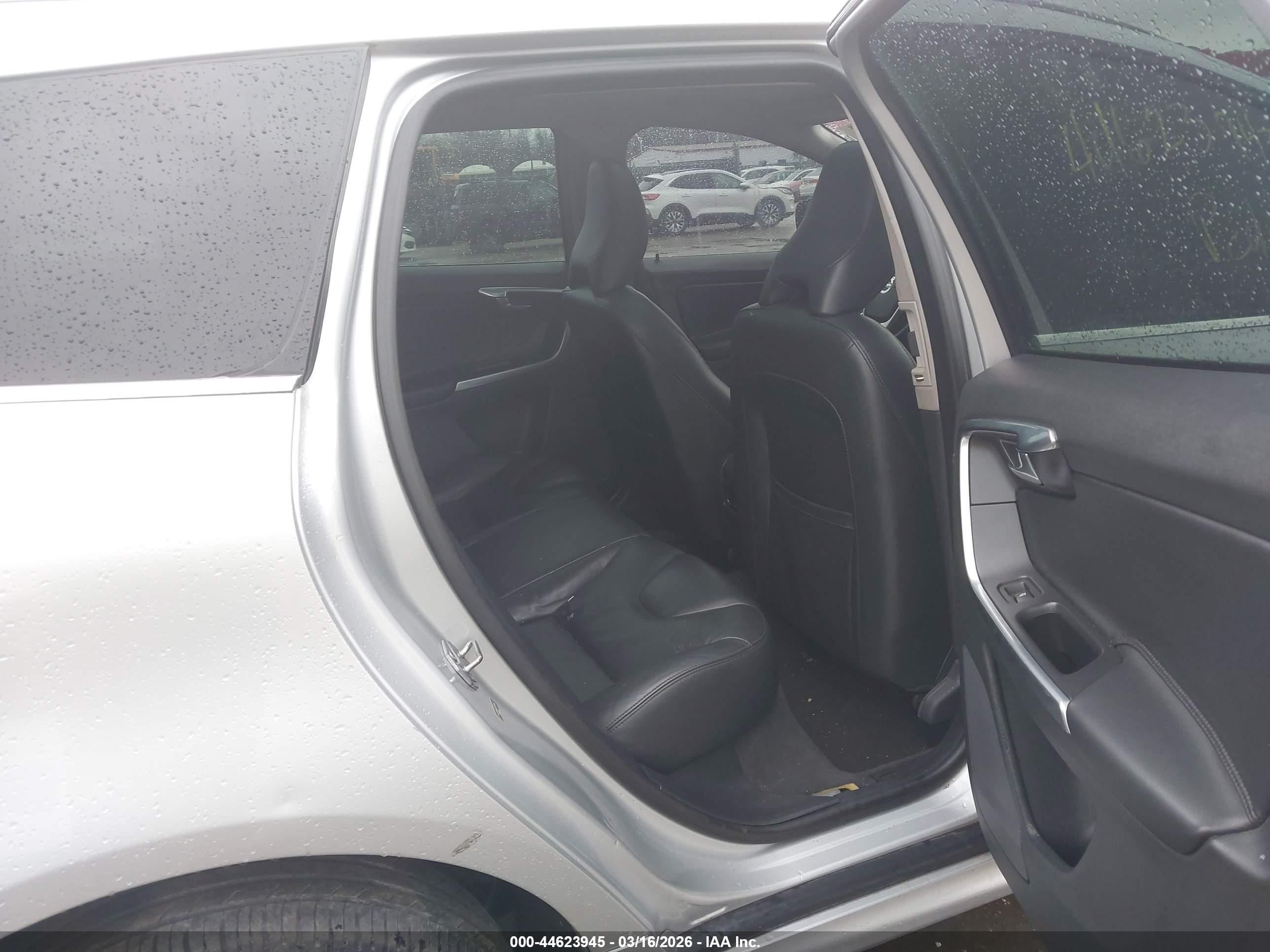 VOLVO XC60 image 8
