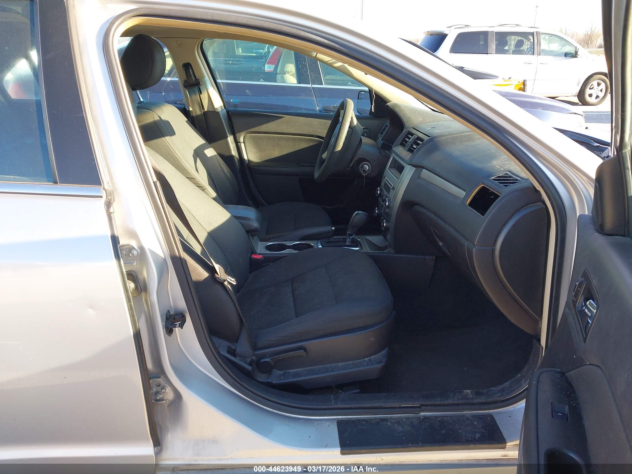 FORD FUSION image 5