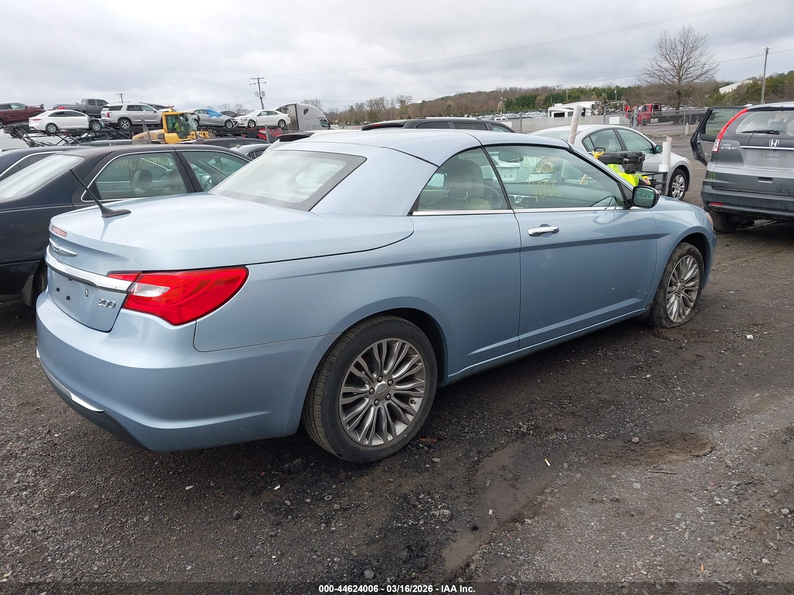 CHRYSLER 200 image 4