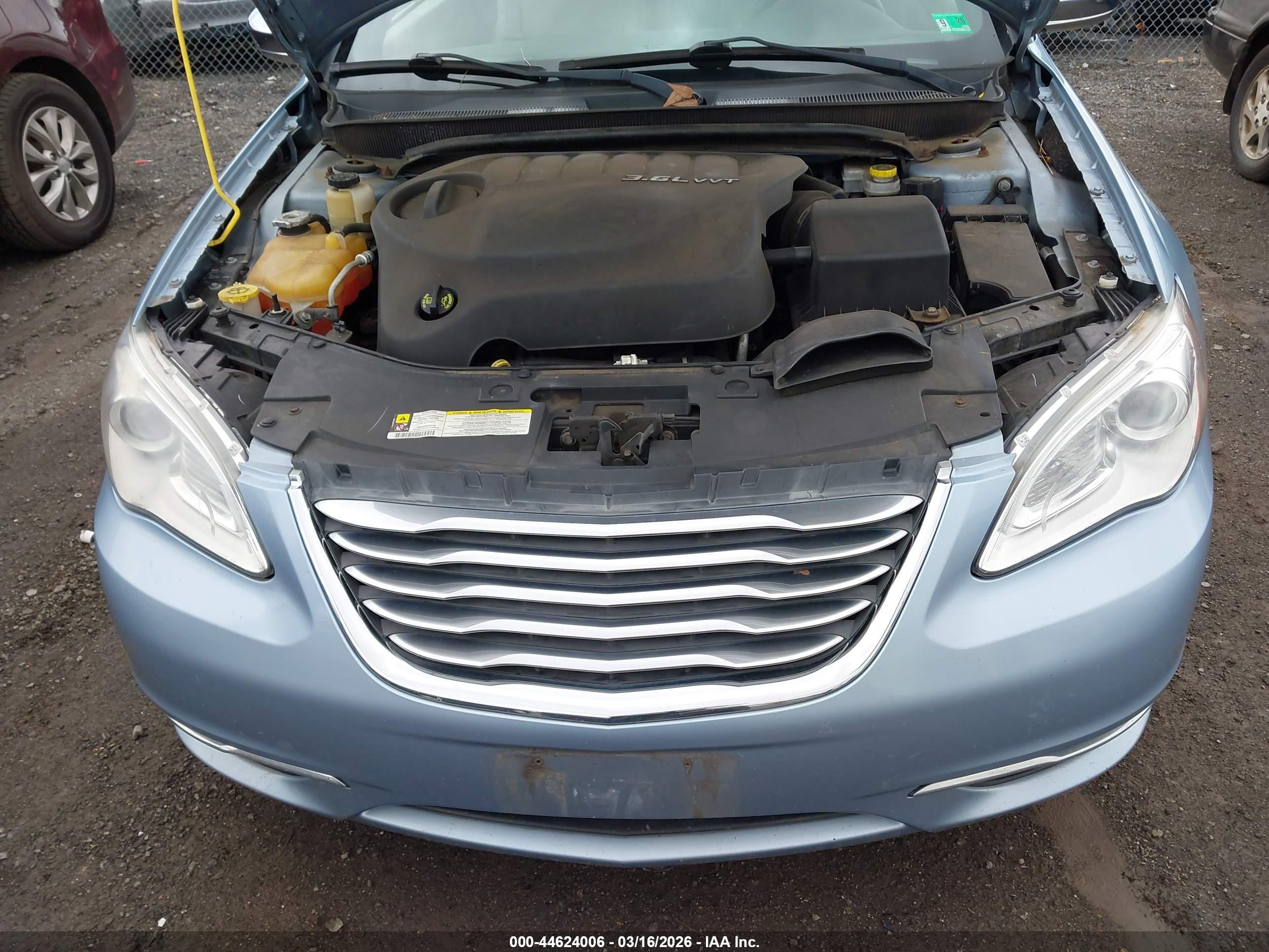 CHRYSLER 200 image 6