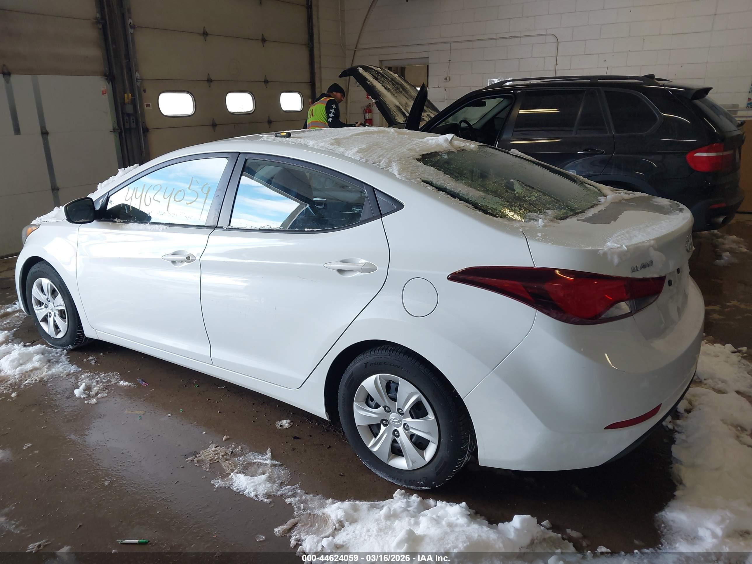 HYUNDAI ELANTRA image 3